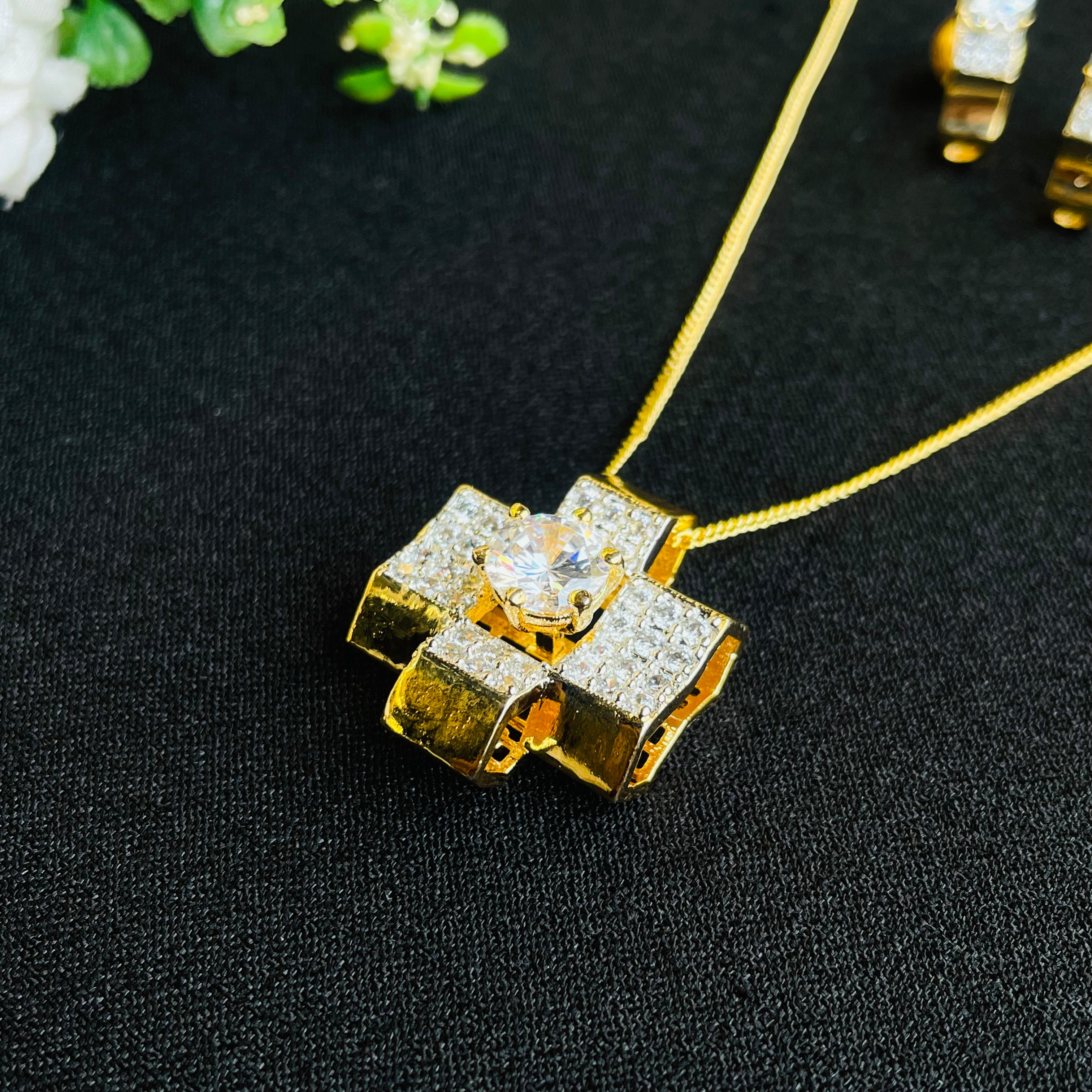 Ad Samantha Pendant Set