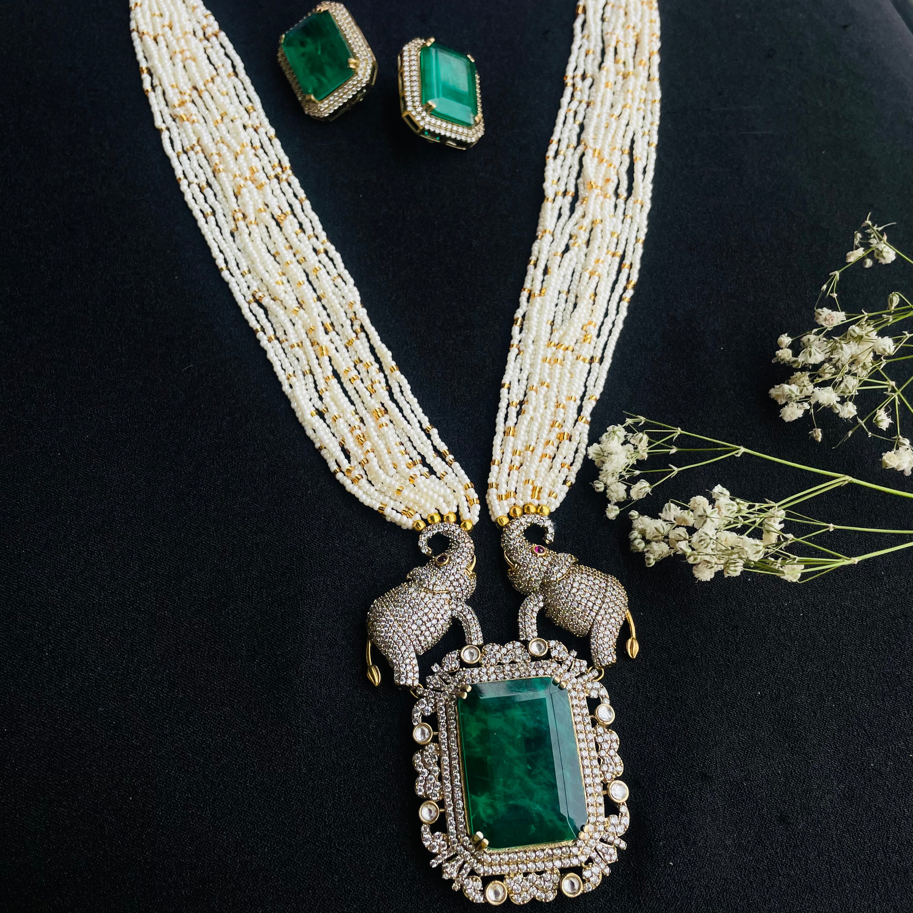 Nayaab Lottie neckpiece