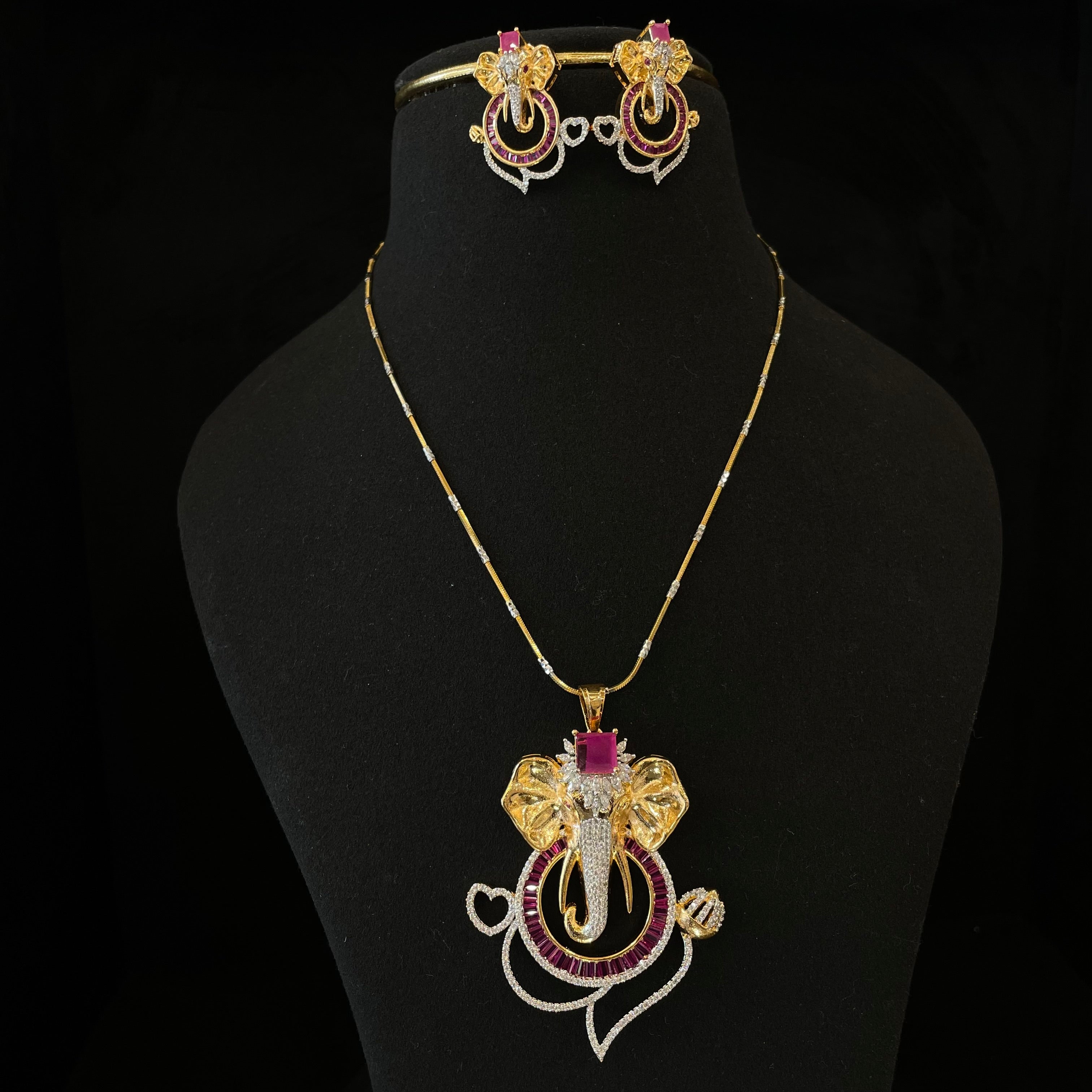 AD Noor Pendant Set