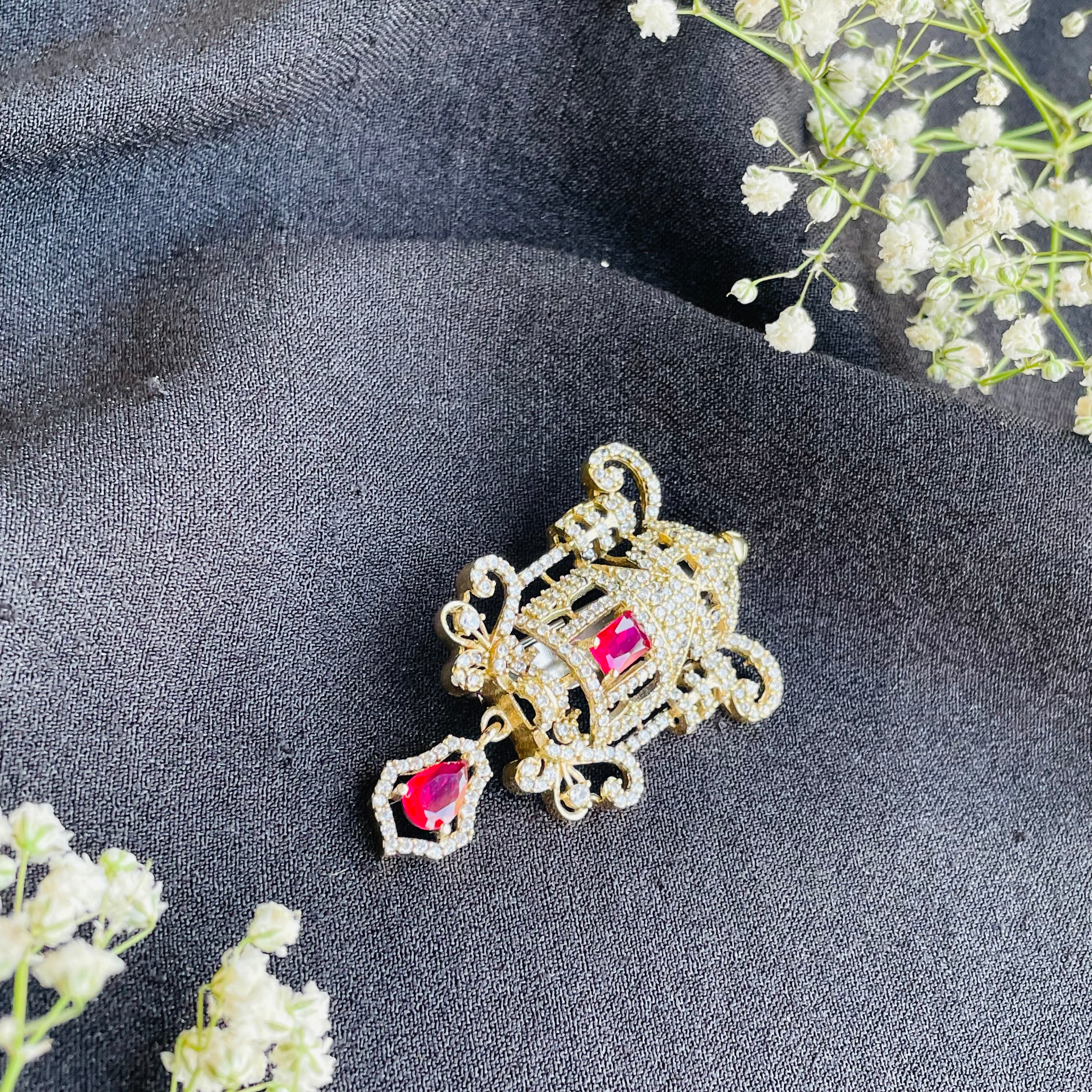 Nayaab Bessie brooch