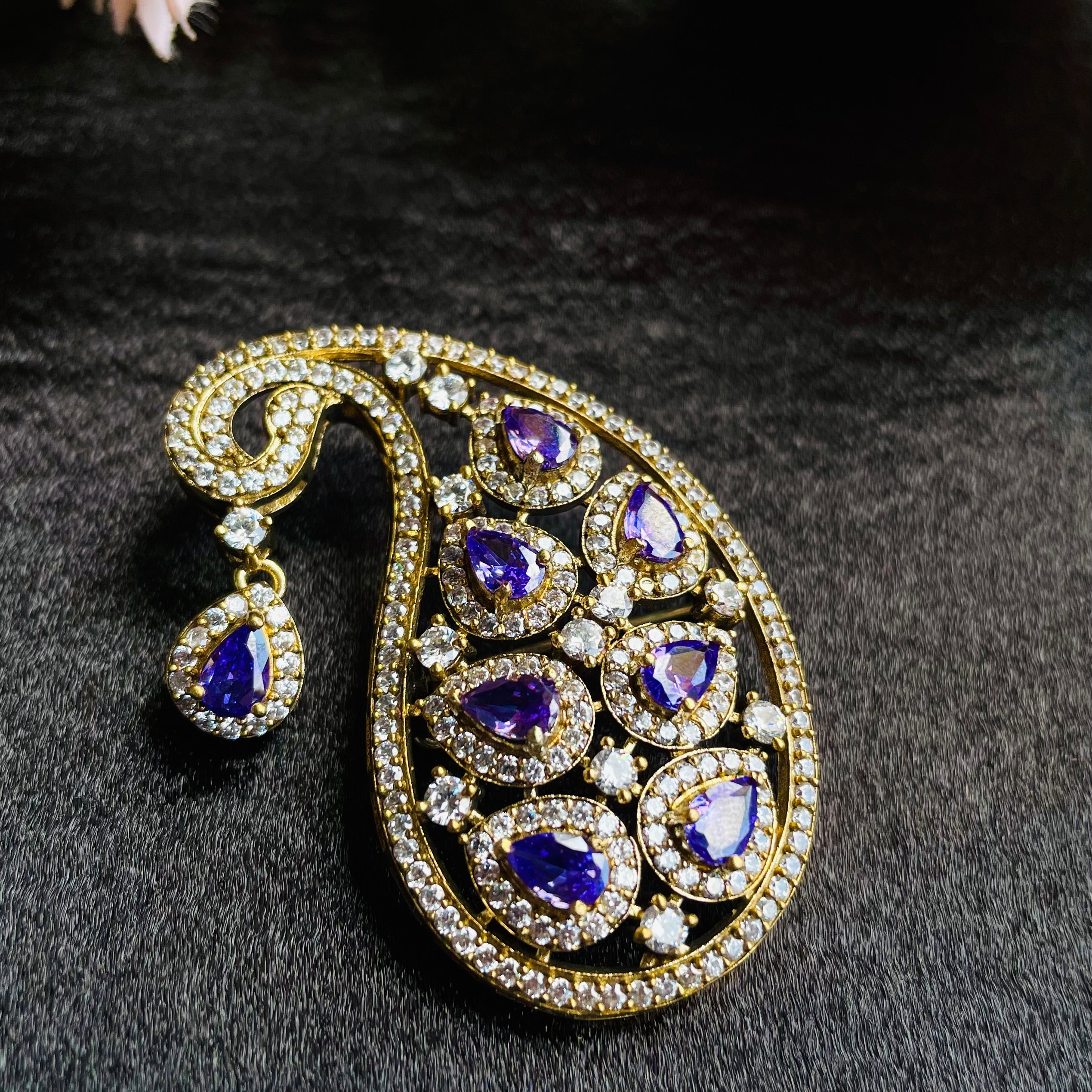 Ad Nora broach