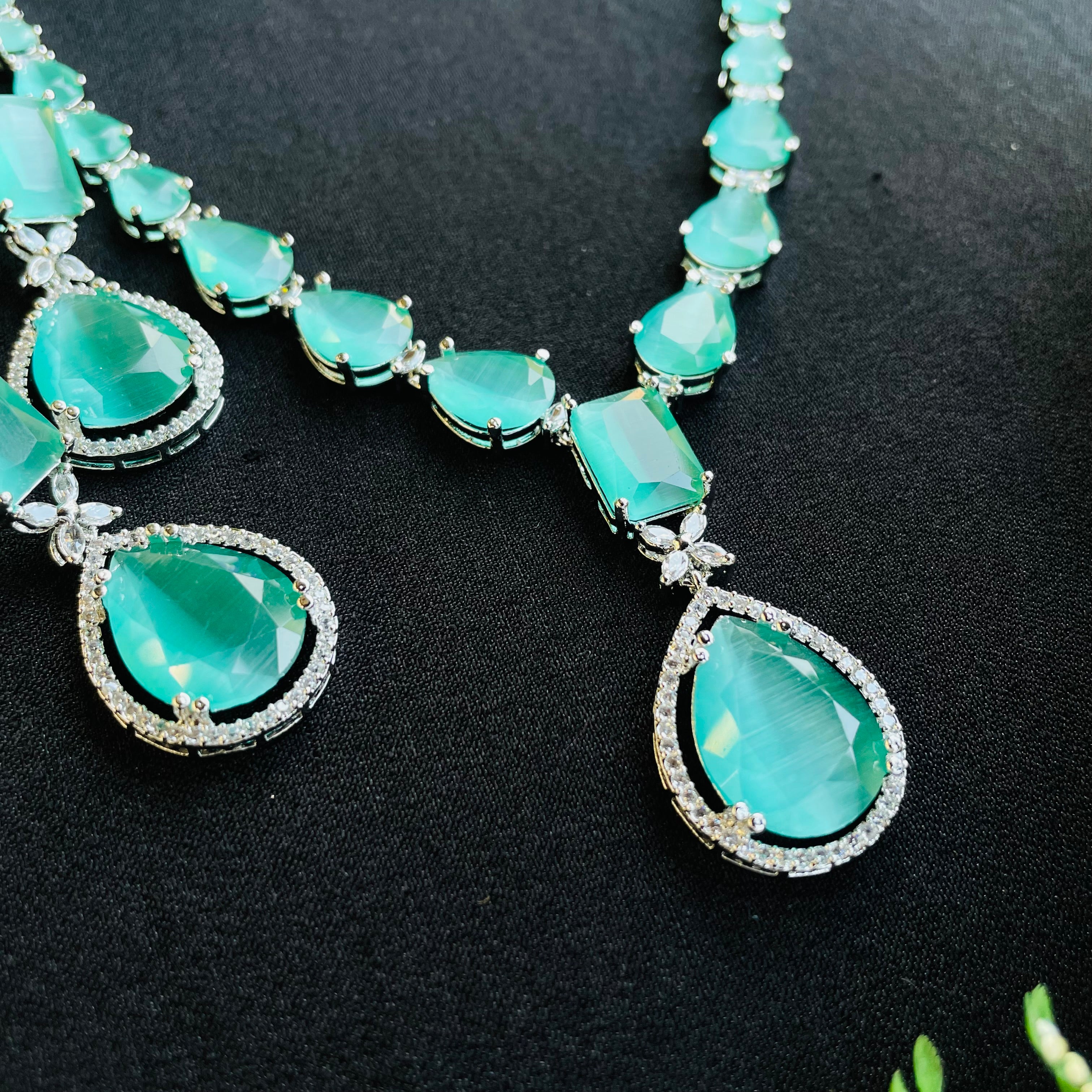 kiara emerald ad Neckpiece