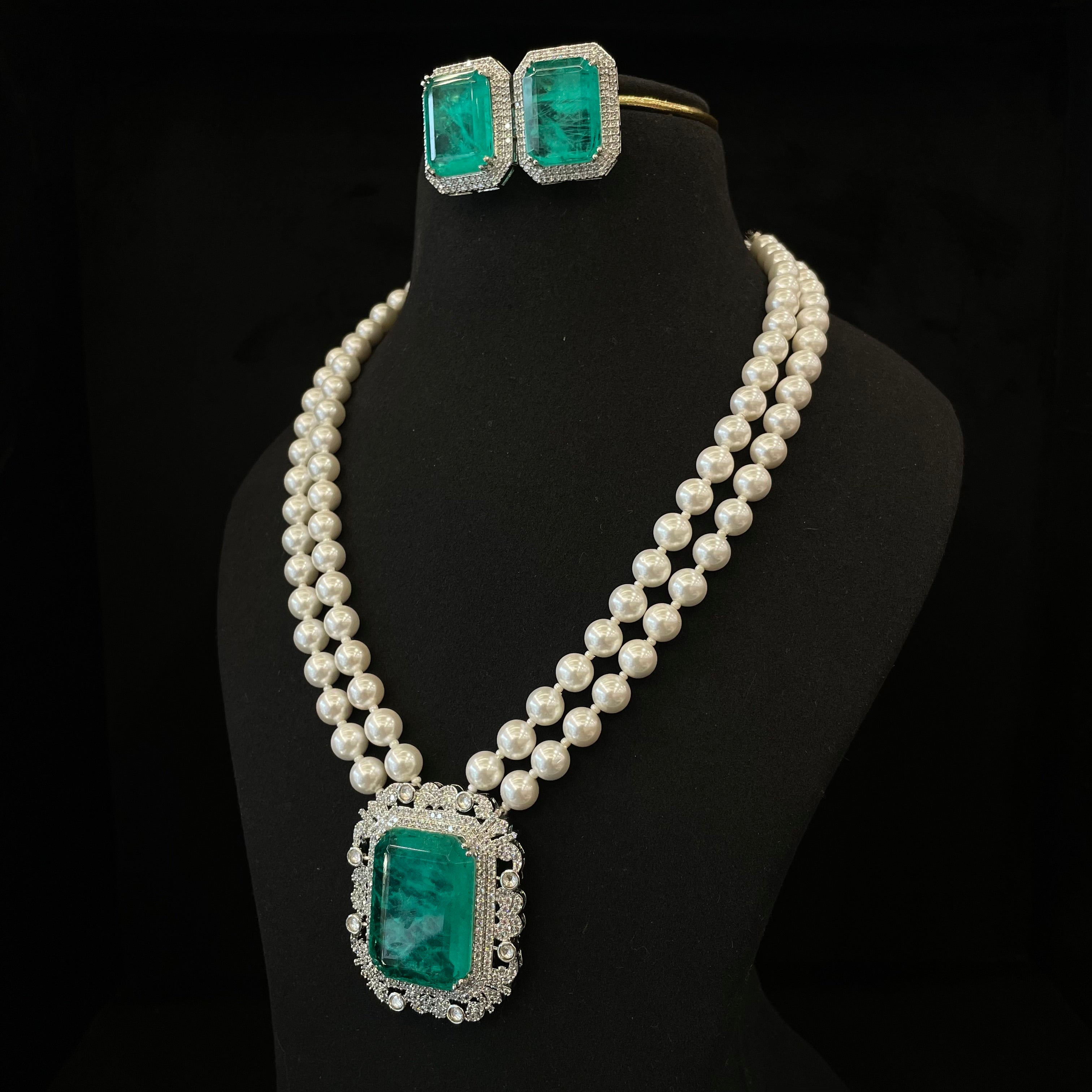 Tanya pearl neckpiece