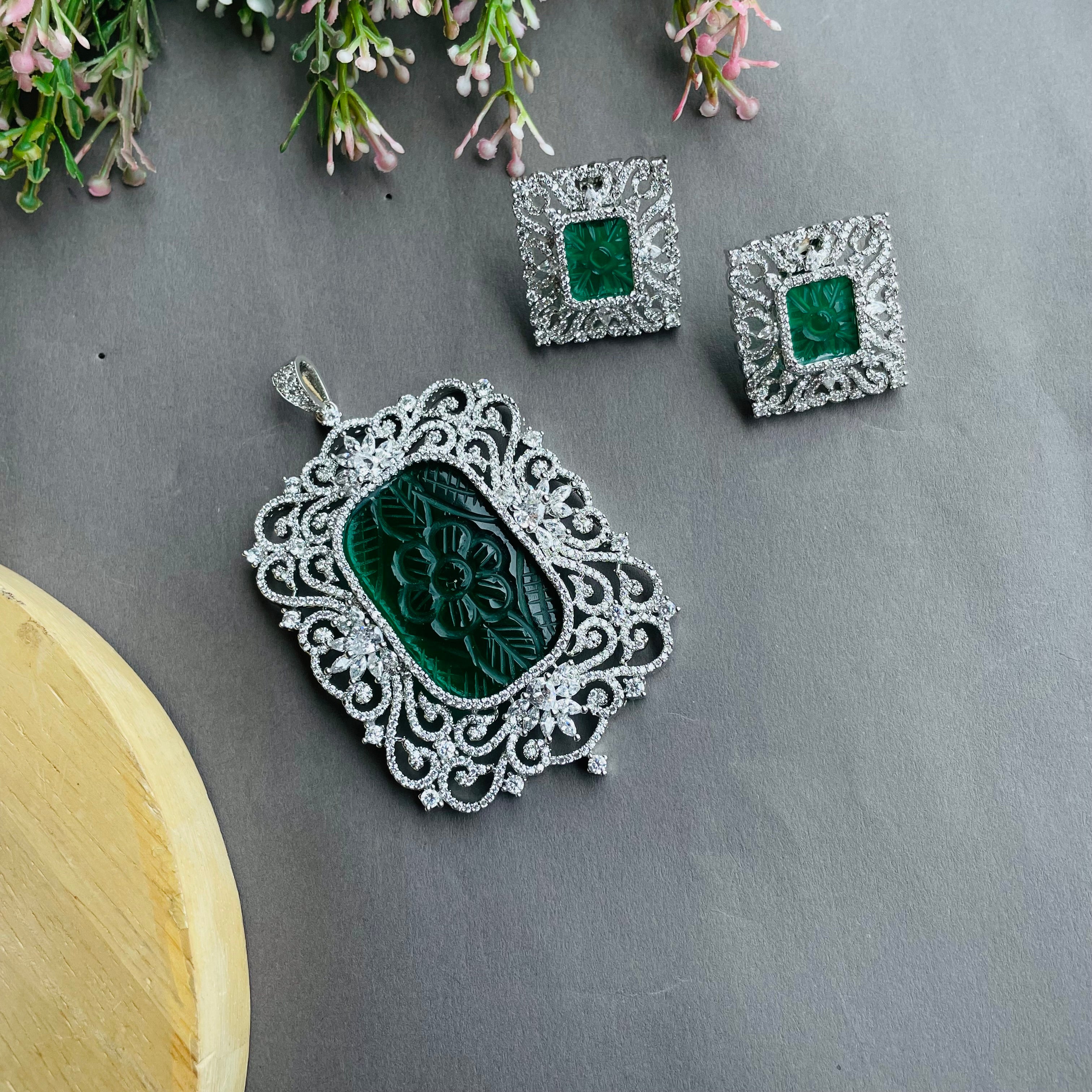 AD Saira Pendant Set