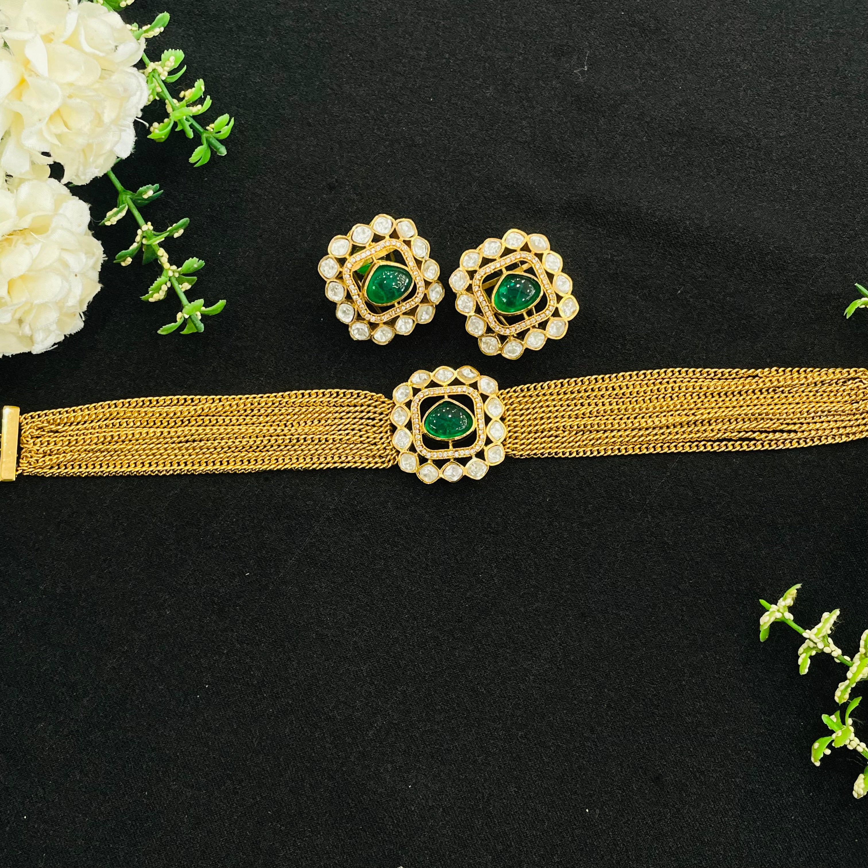 Nayaab savya choker
