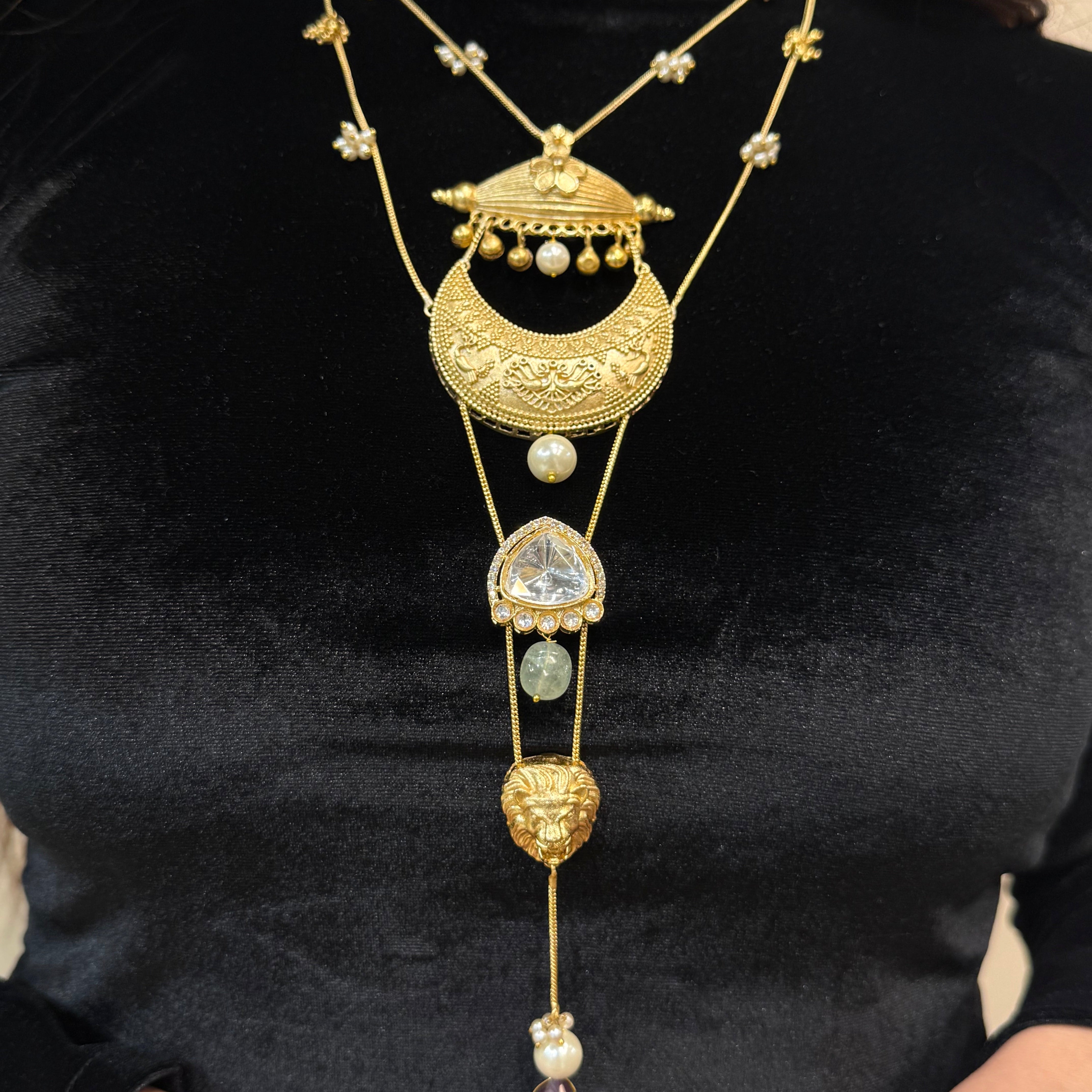 Nayaab Aditi Neckpiece