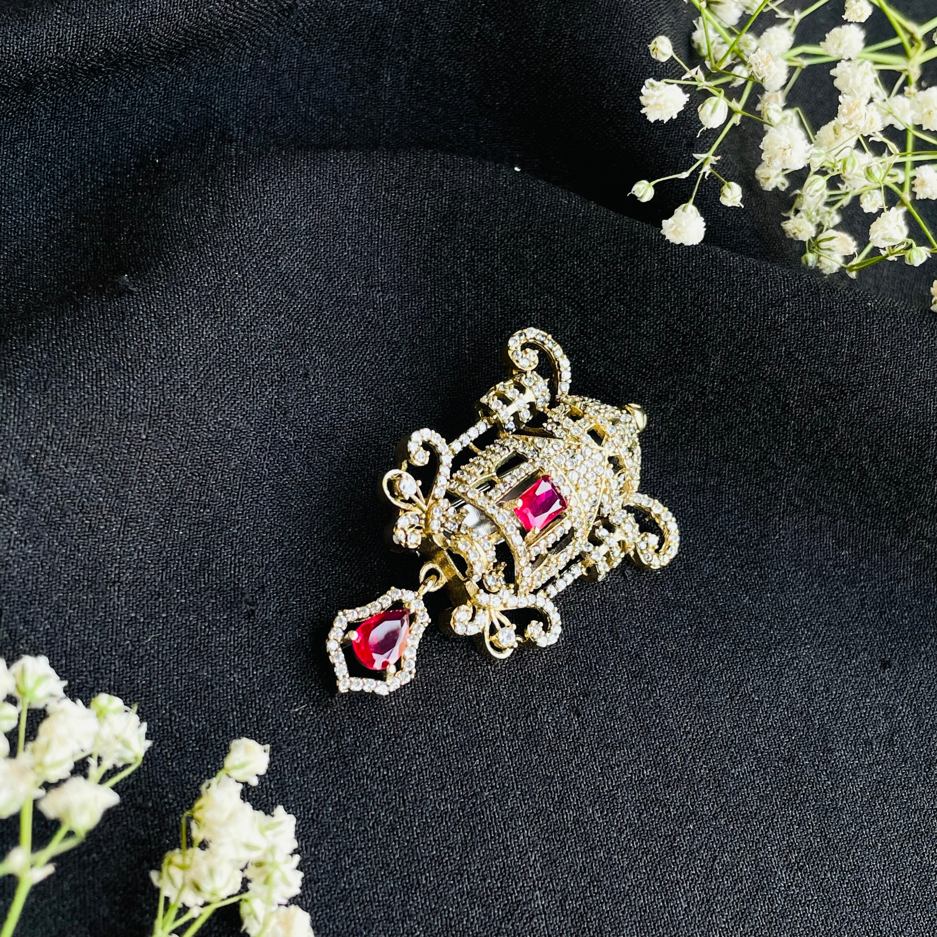Nayaab Bessie brooch