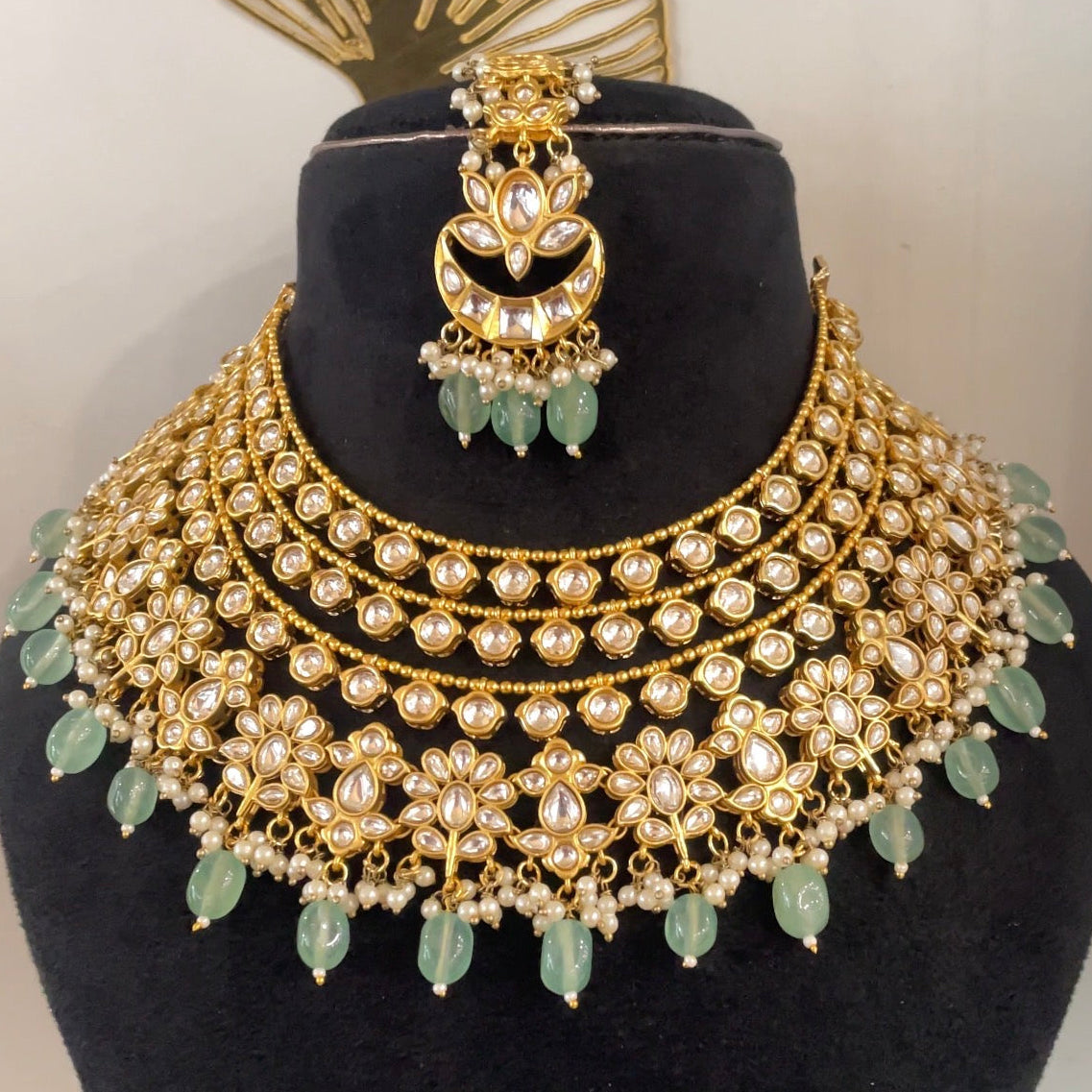 Nayaab Sara Kundan Neckpiece