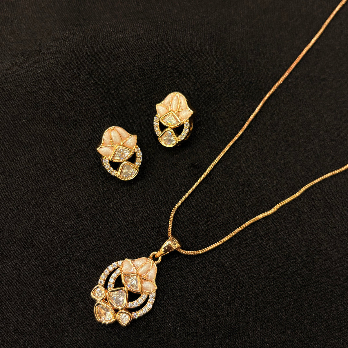 Aavya Floral Pendant Set