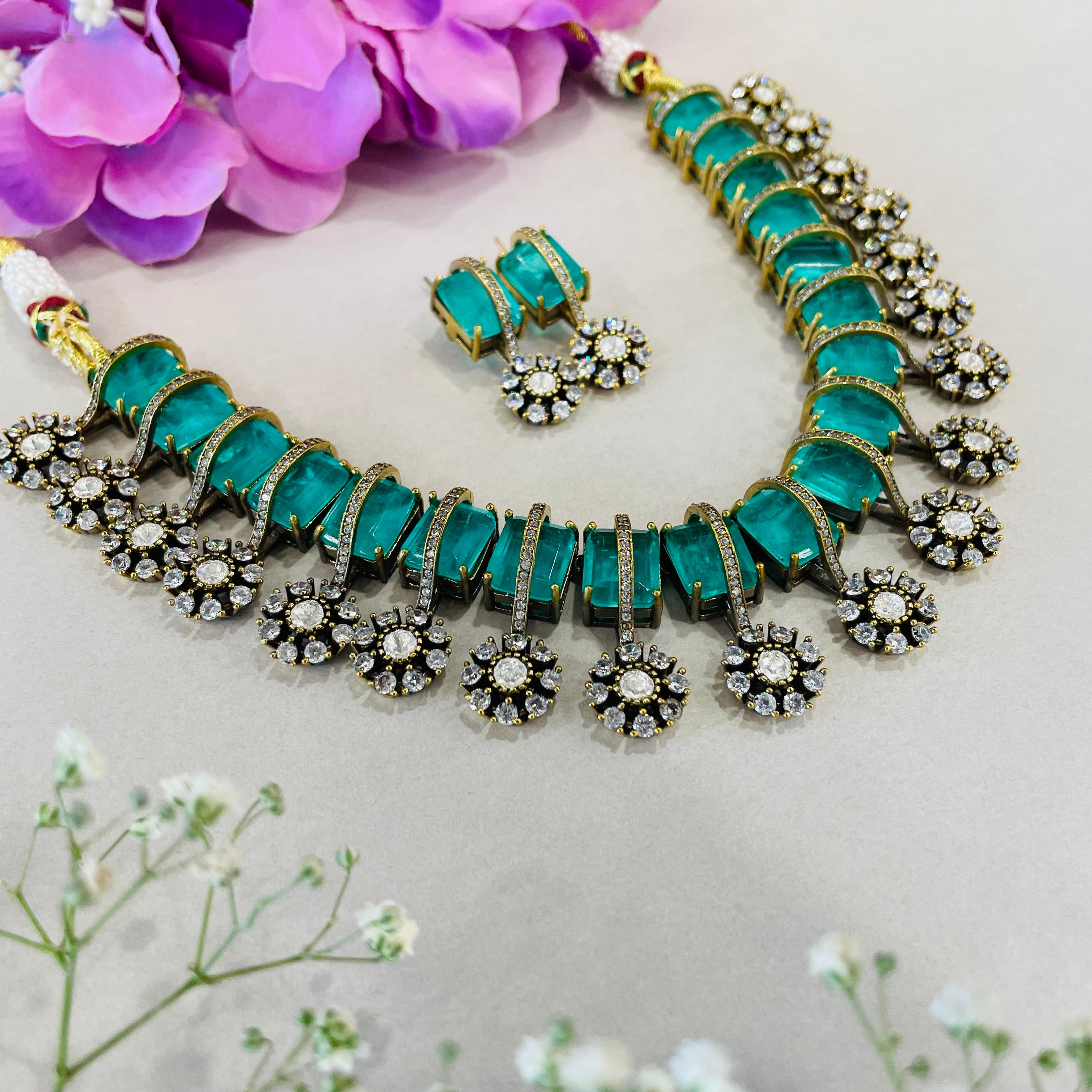 Nayaab Zarrin-Panna neckpiece