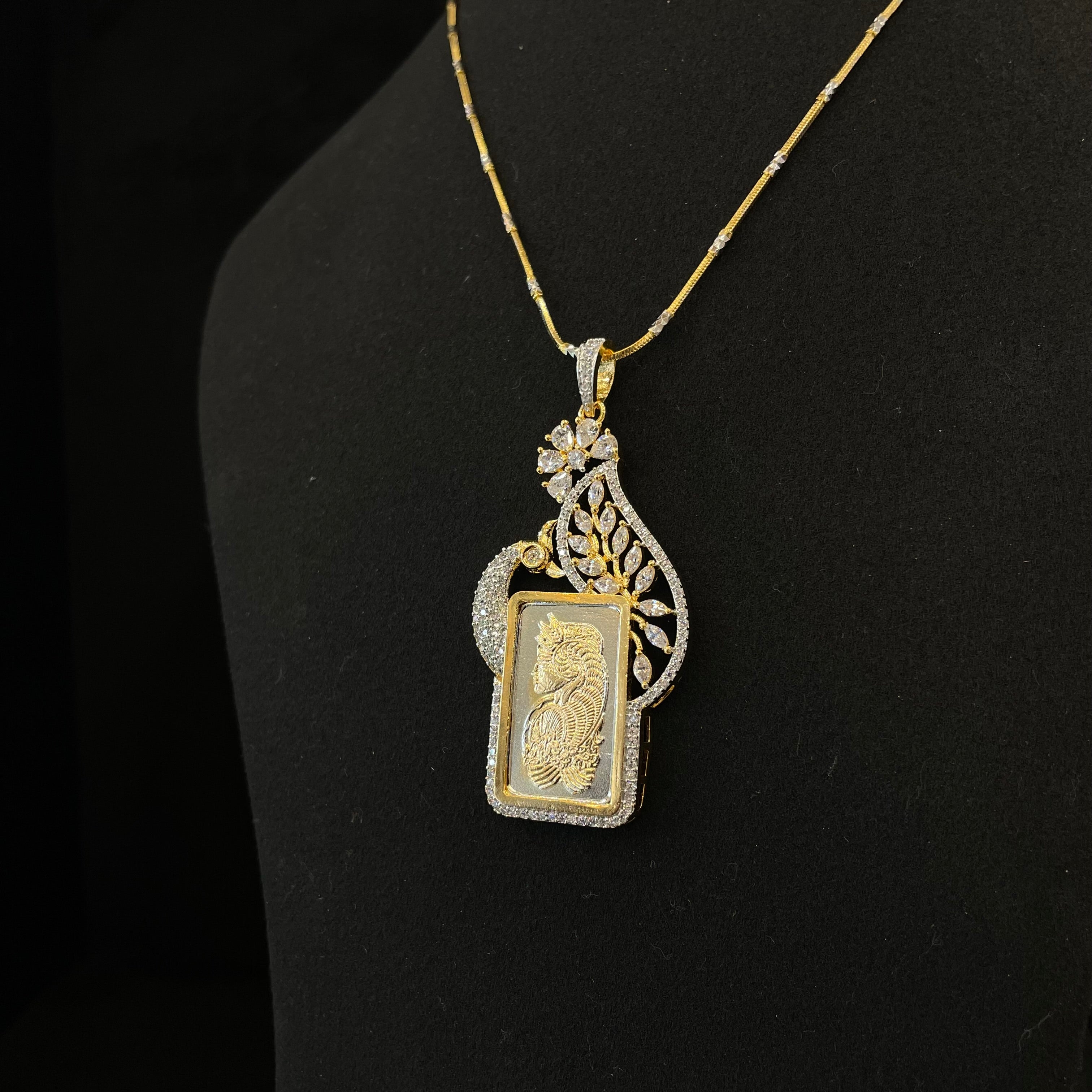 Ad Imperial Muse Pendant Set