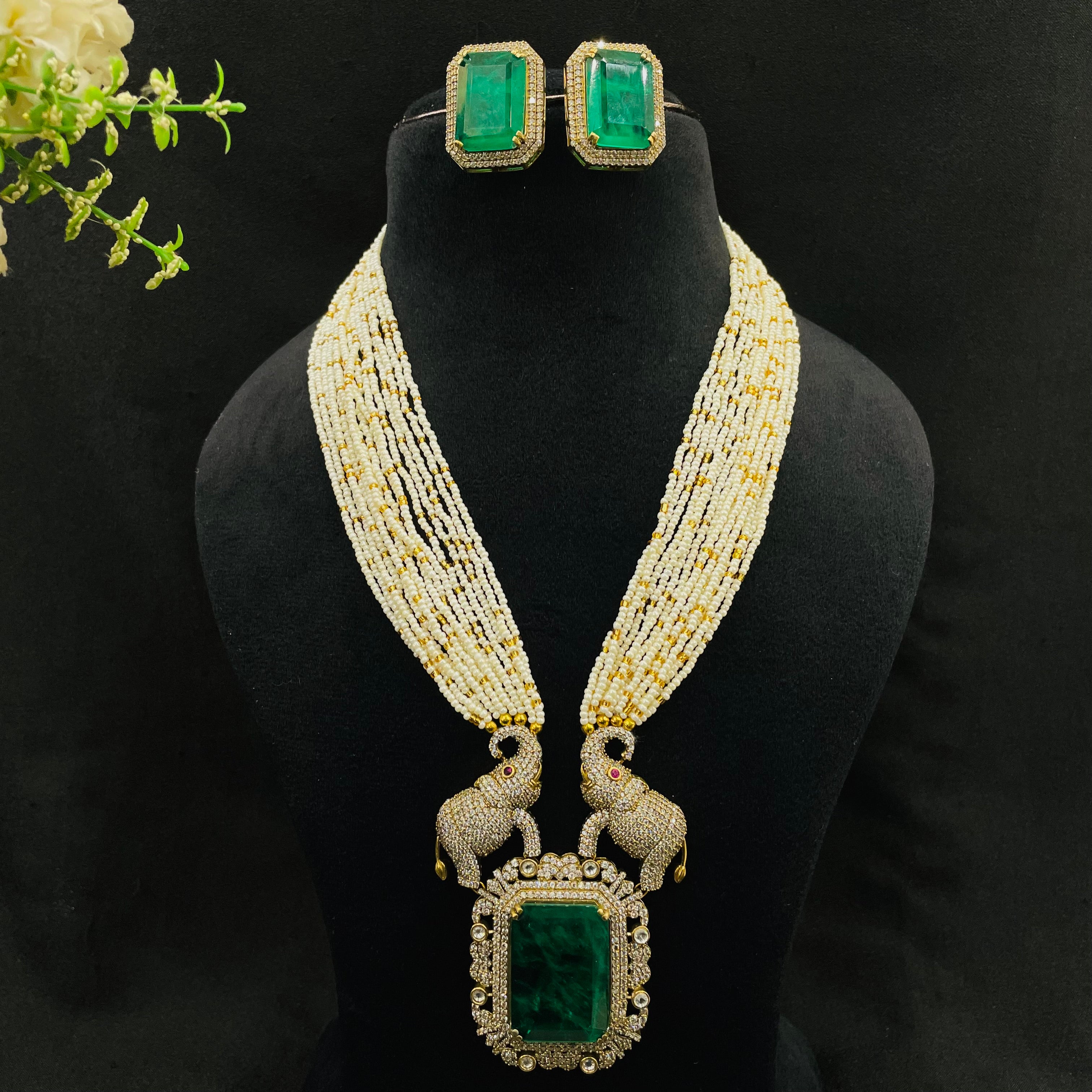 Nayaab Lottie neckpiece