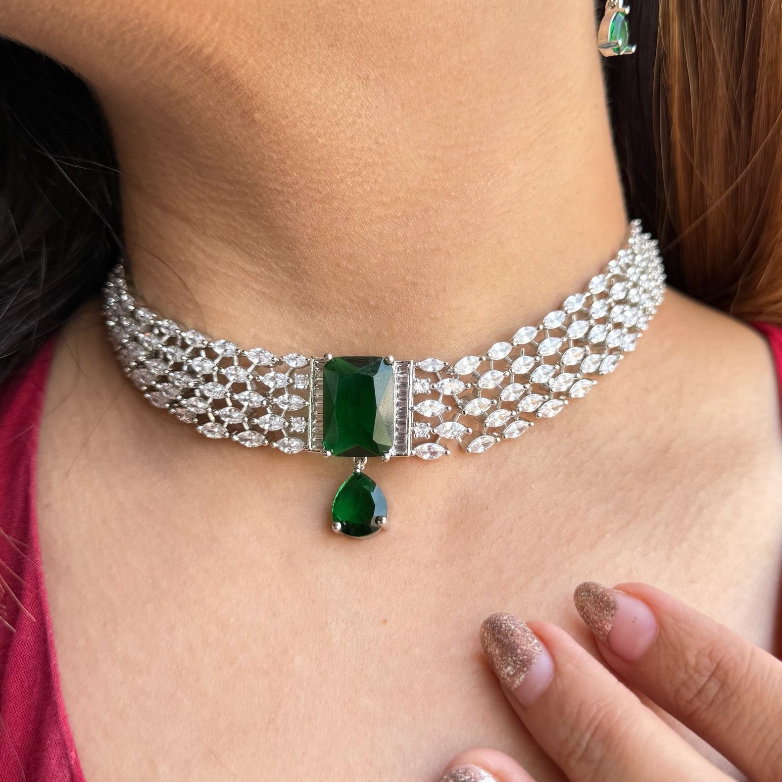 Ad noora neckpiece
