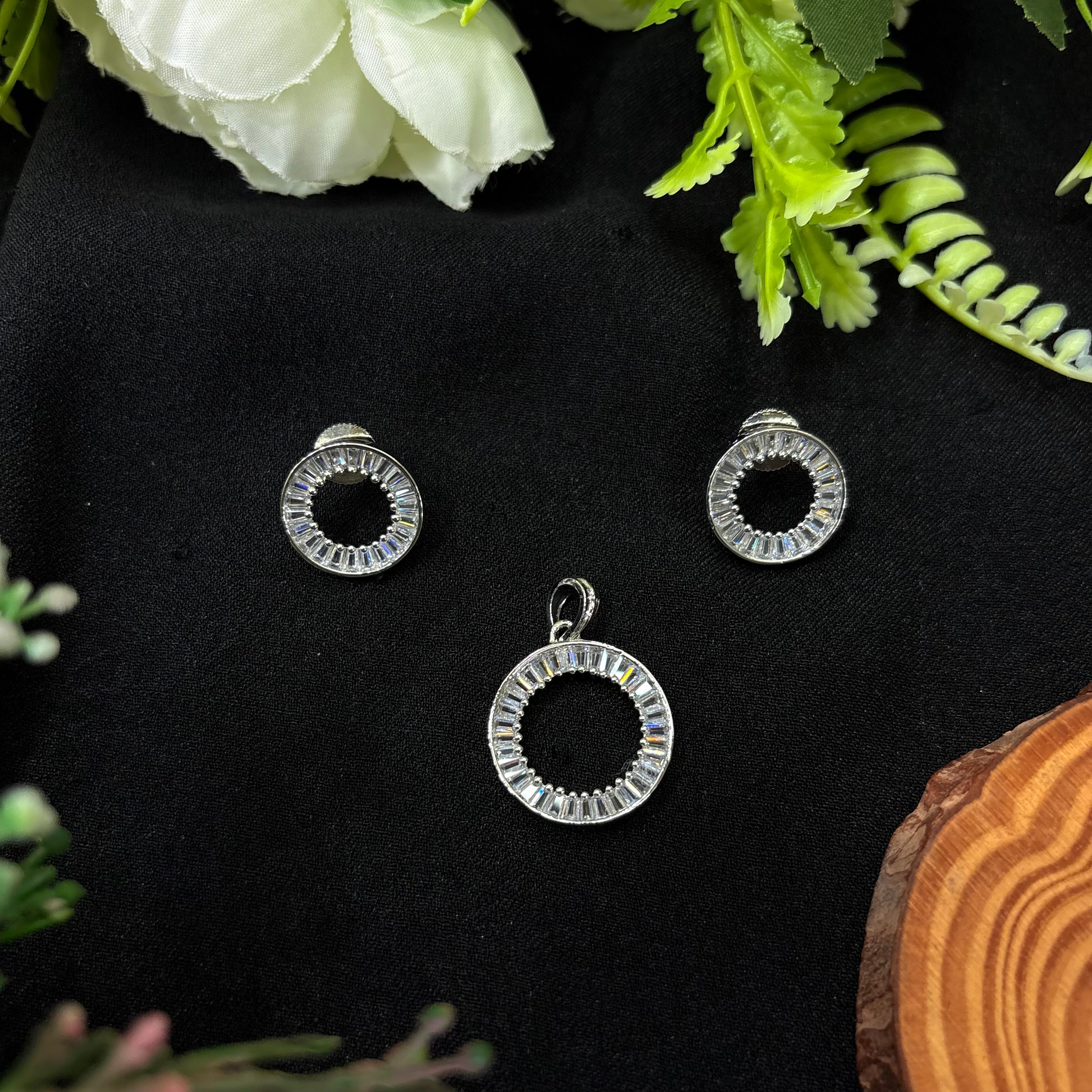 Ciela Pendant Set