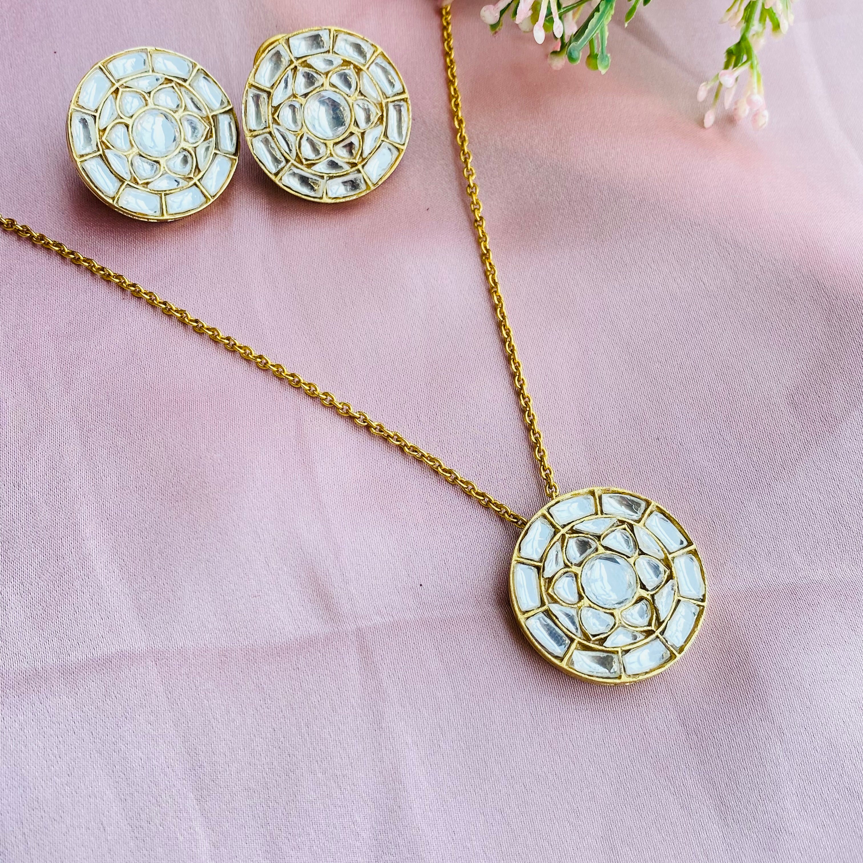 Nayaab kirti pendant