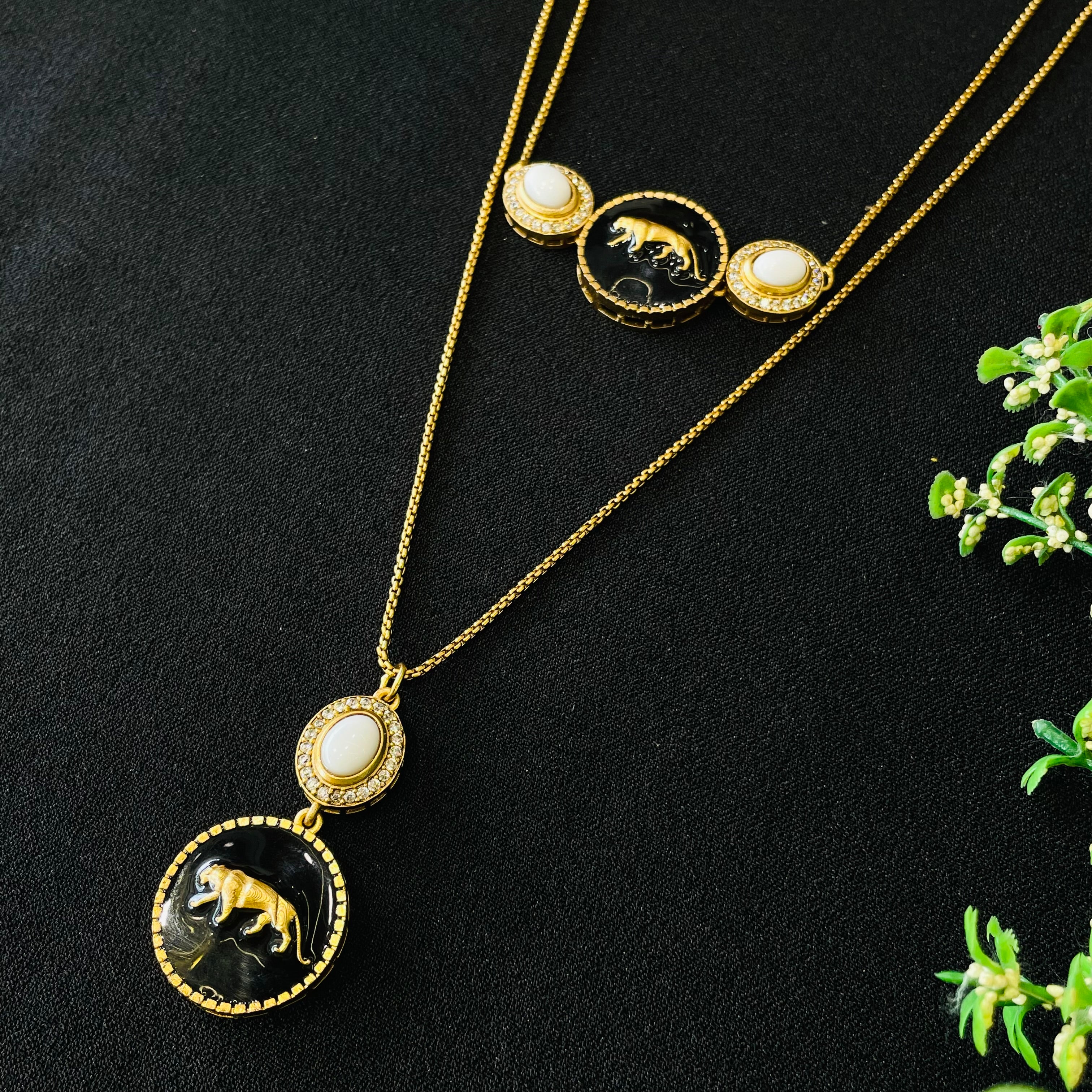 Nayaab Viral Pendant Neckpiece