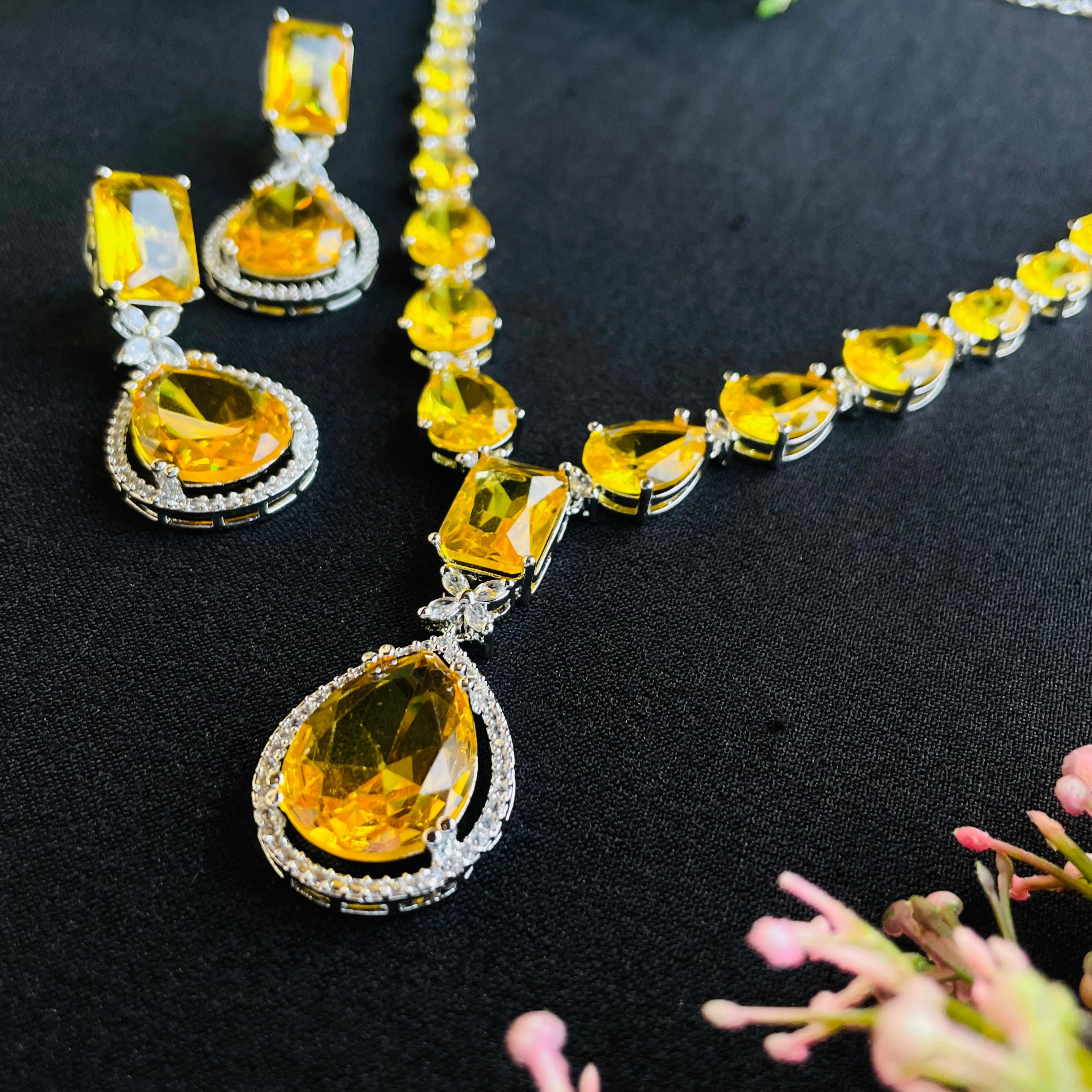 kiara emerald ad Neckpiece