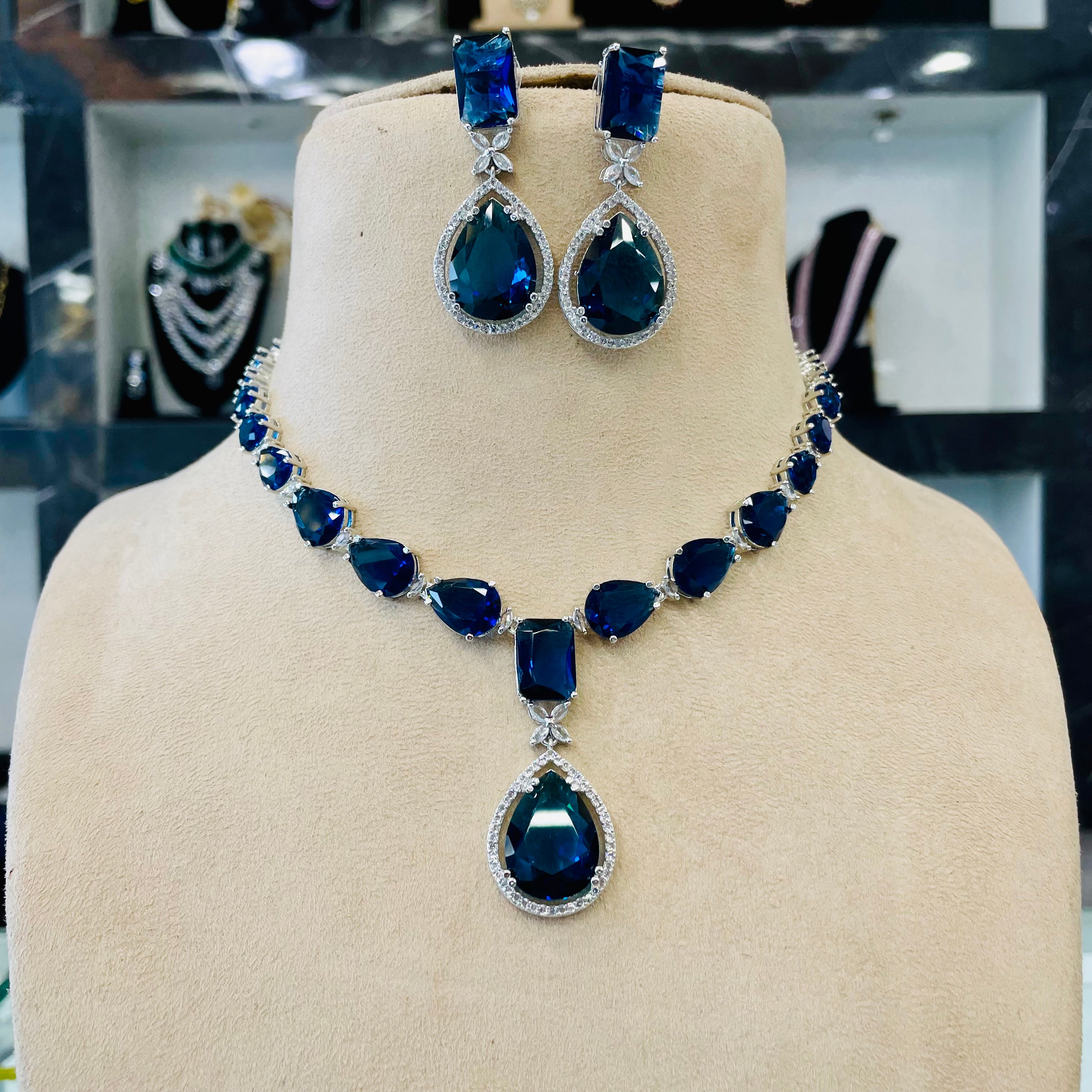 kiara emerald ad Neckpiece