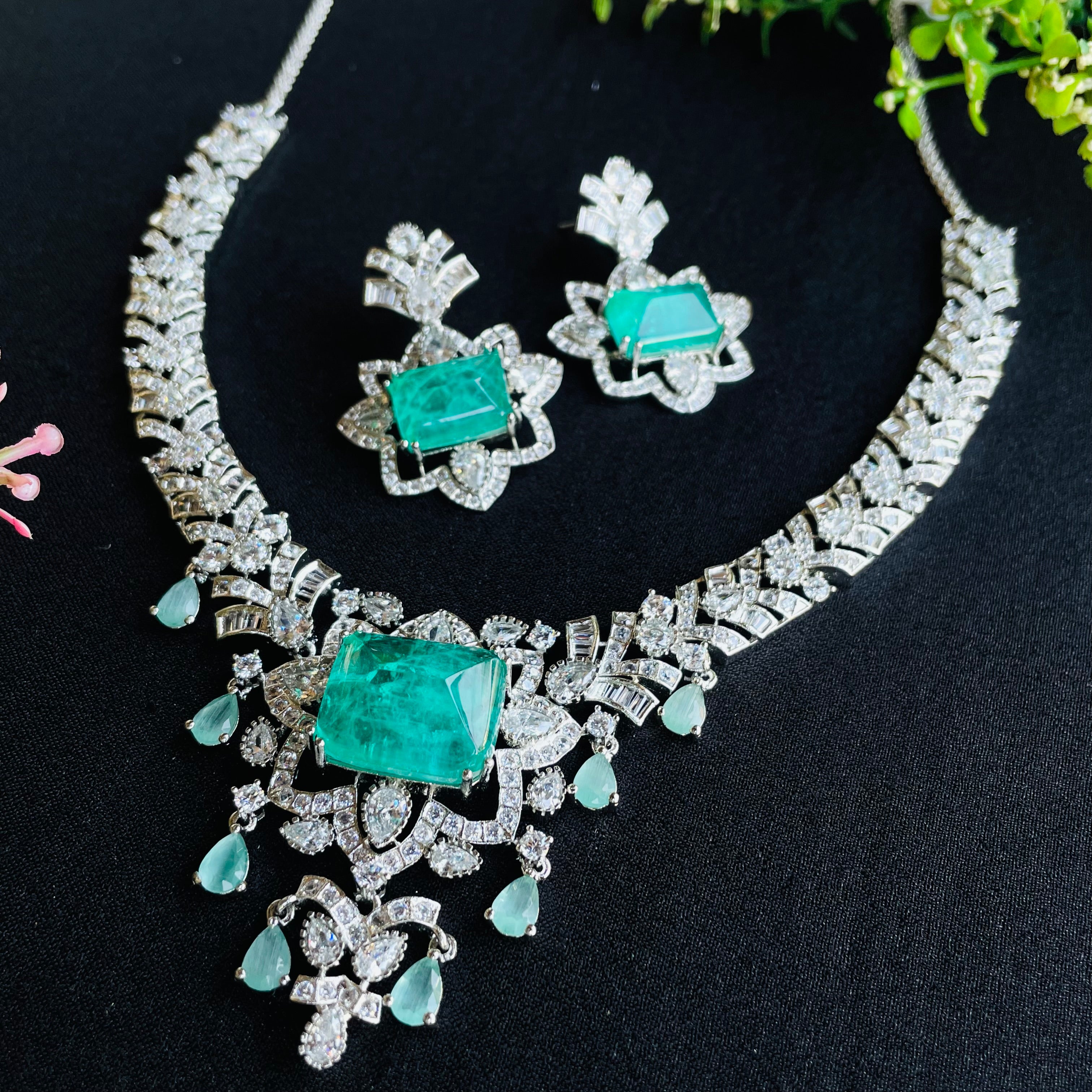 Ad Maeve Neckpiece