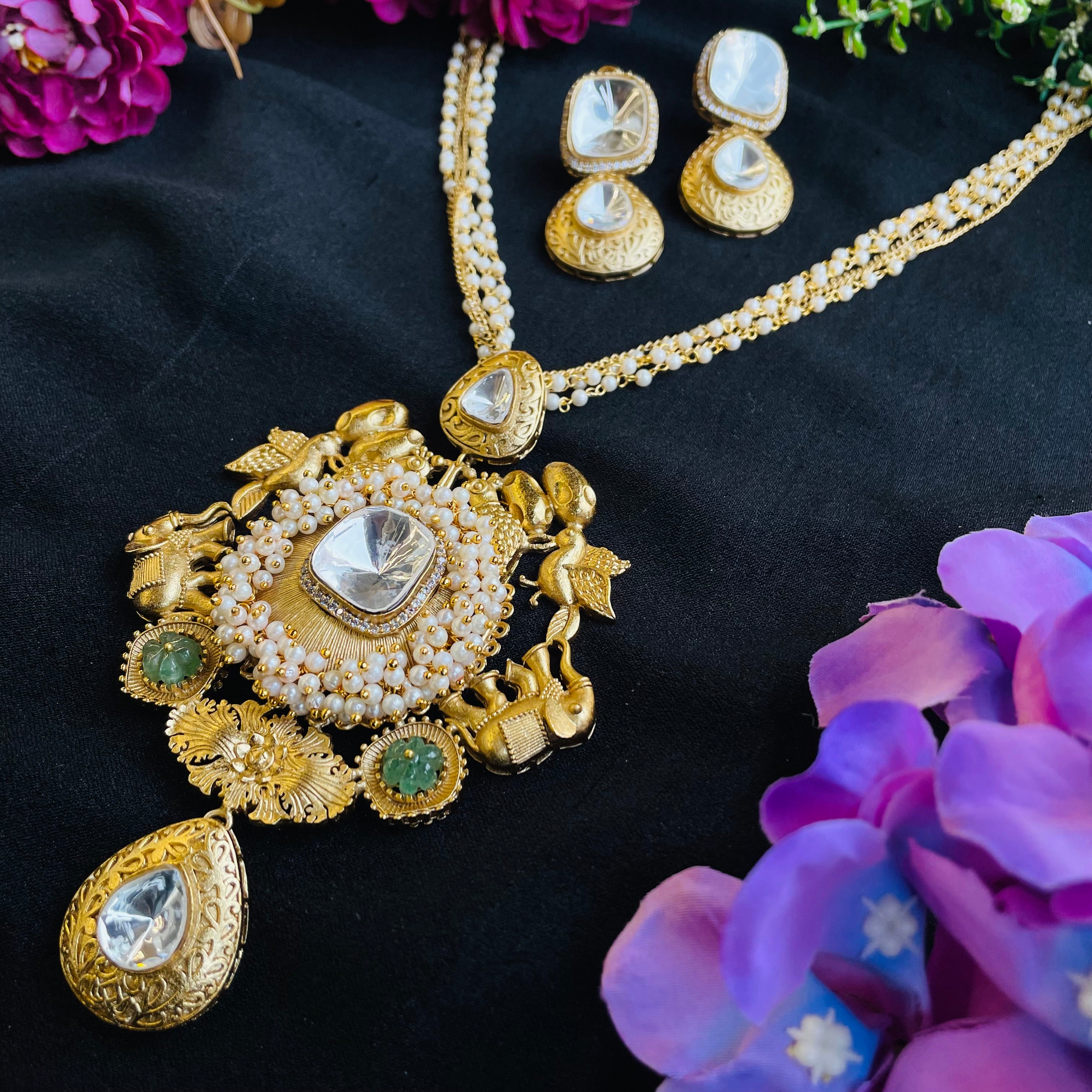 Nayaab akshra neckpiece