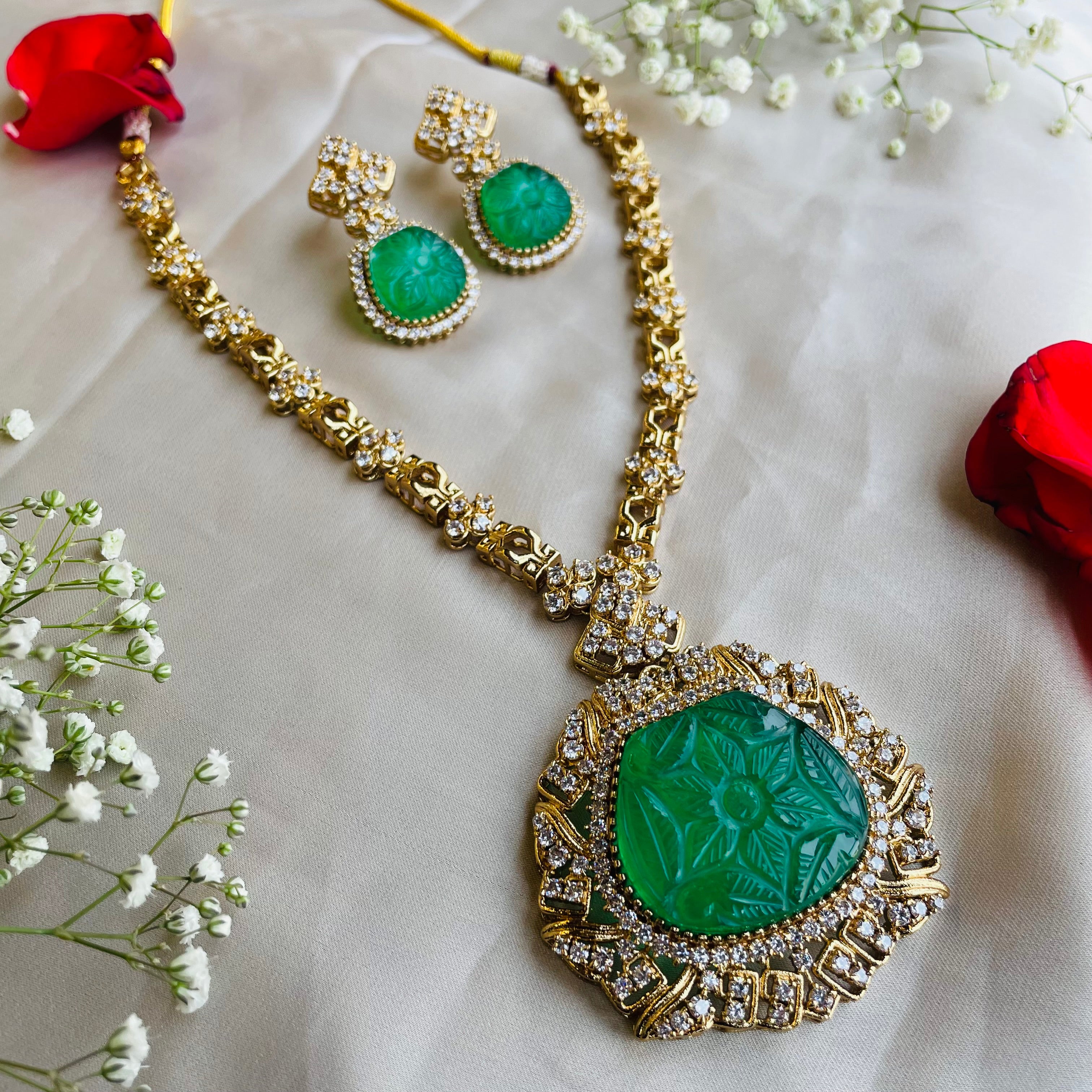 Nayaab Varnika neckpiece