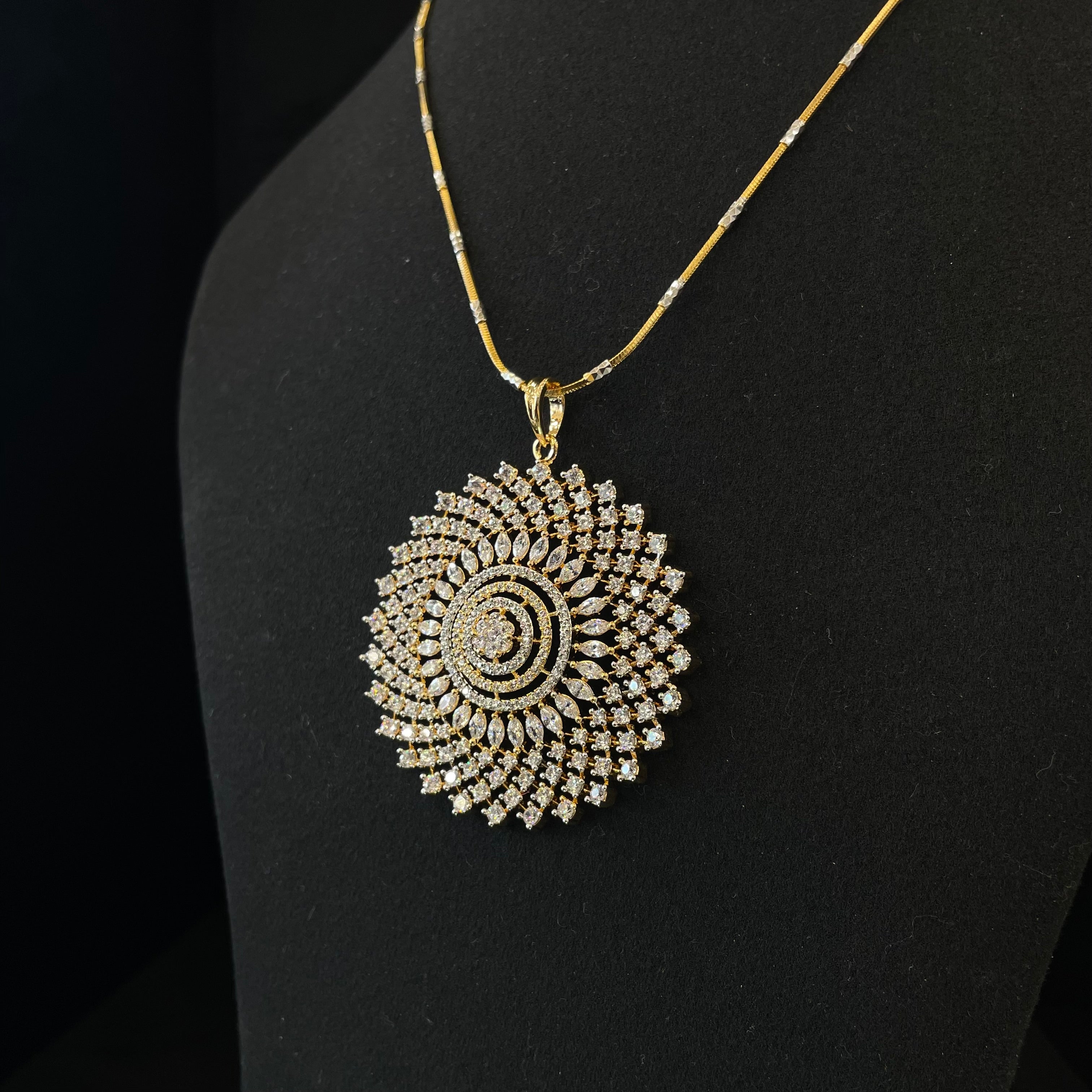 AD Myra Pendant Set