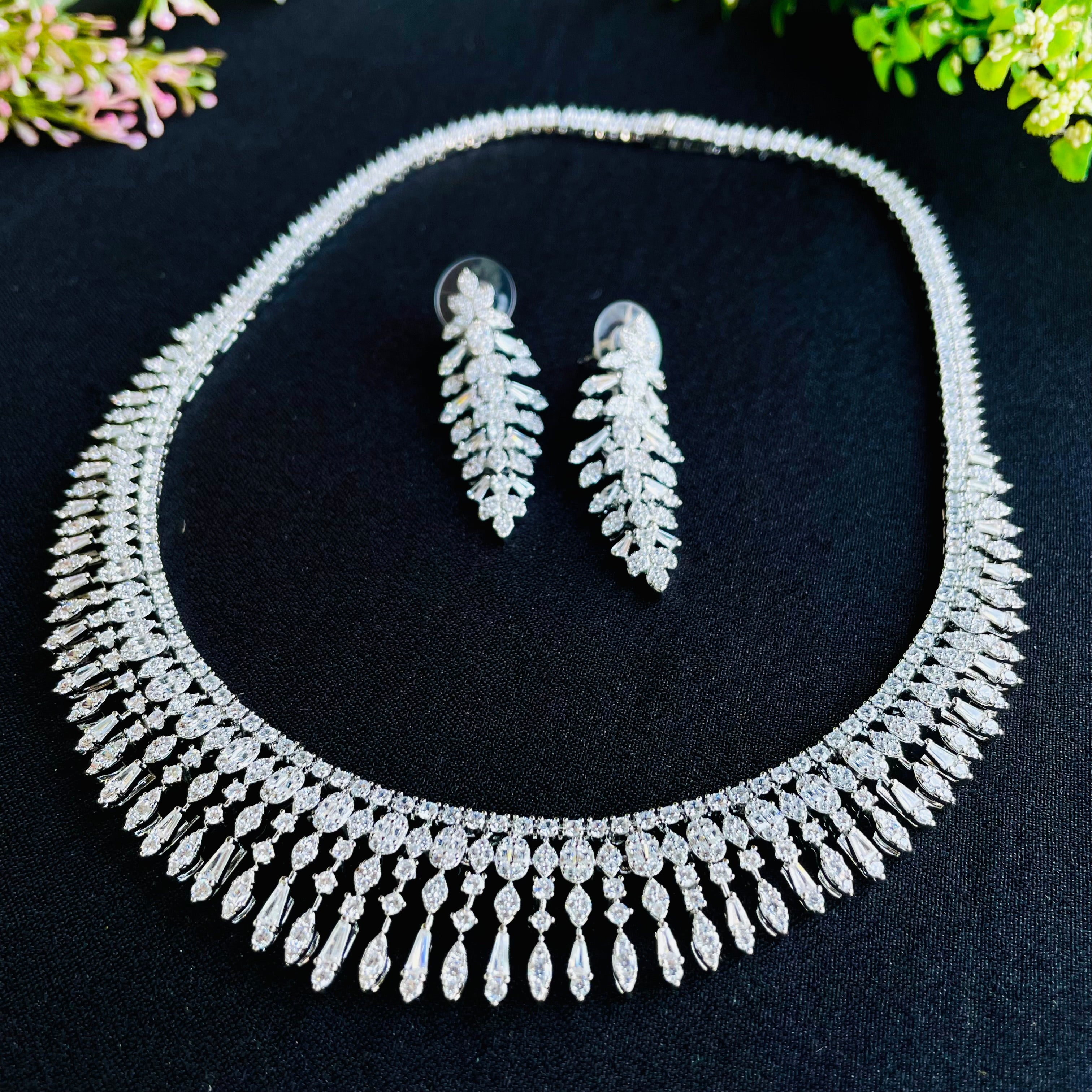 Ad clara neckpiece