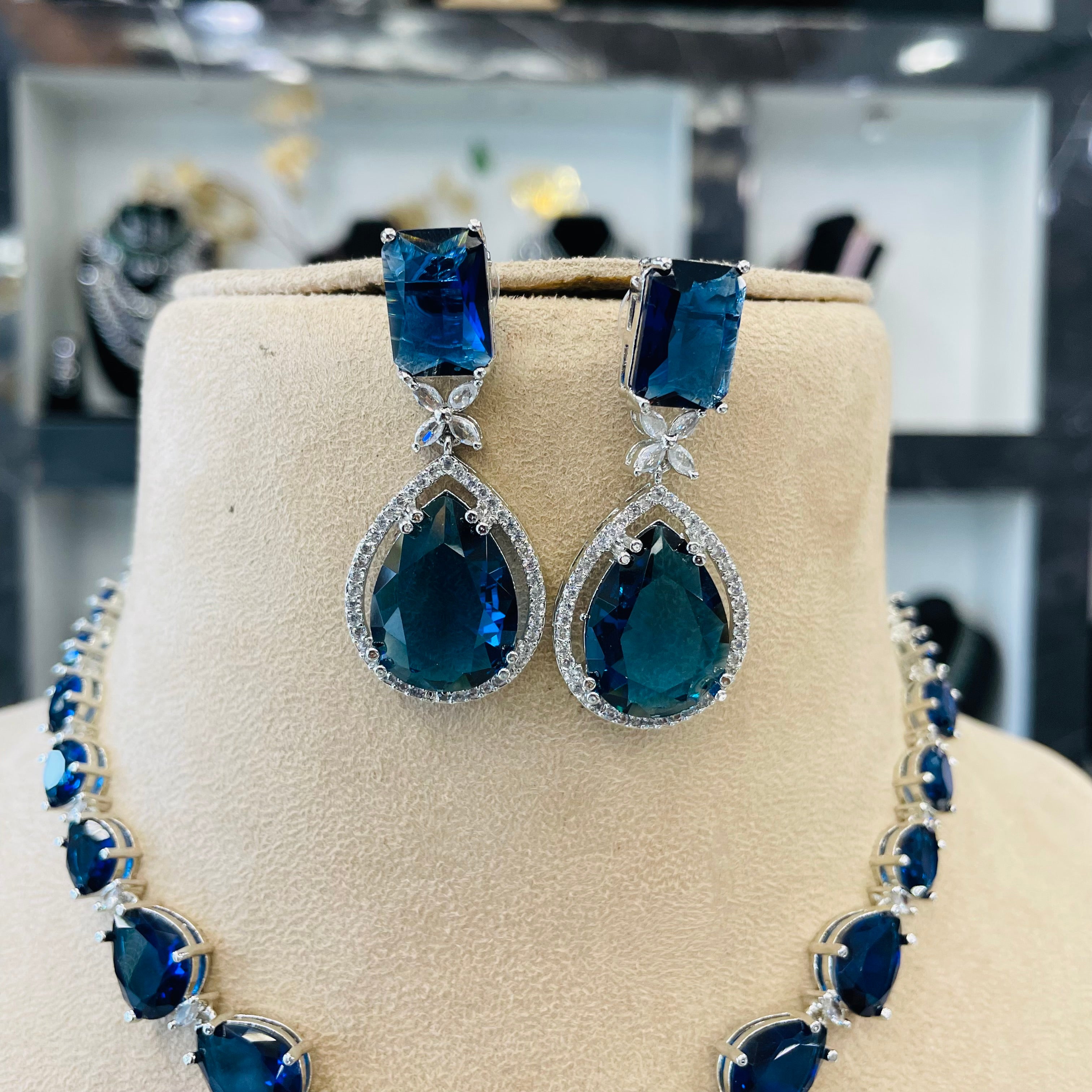 kiara emerald ad Neckpiece