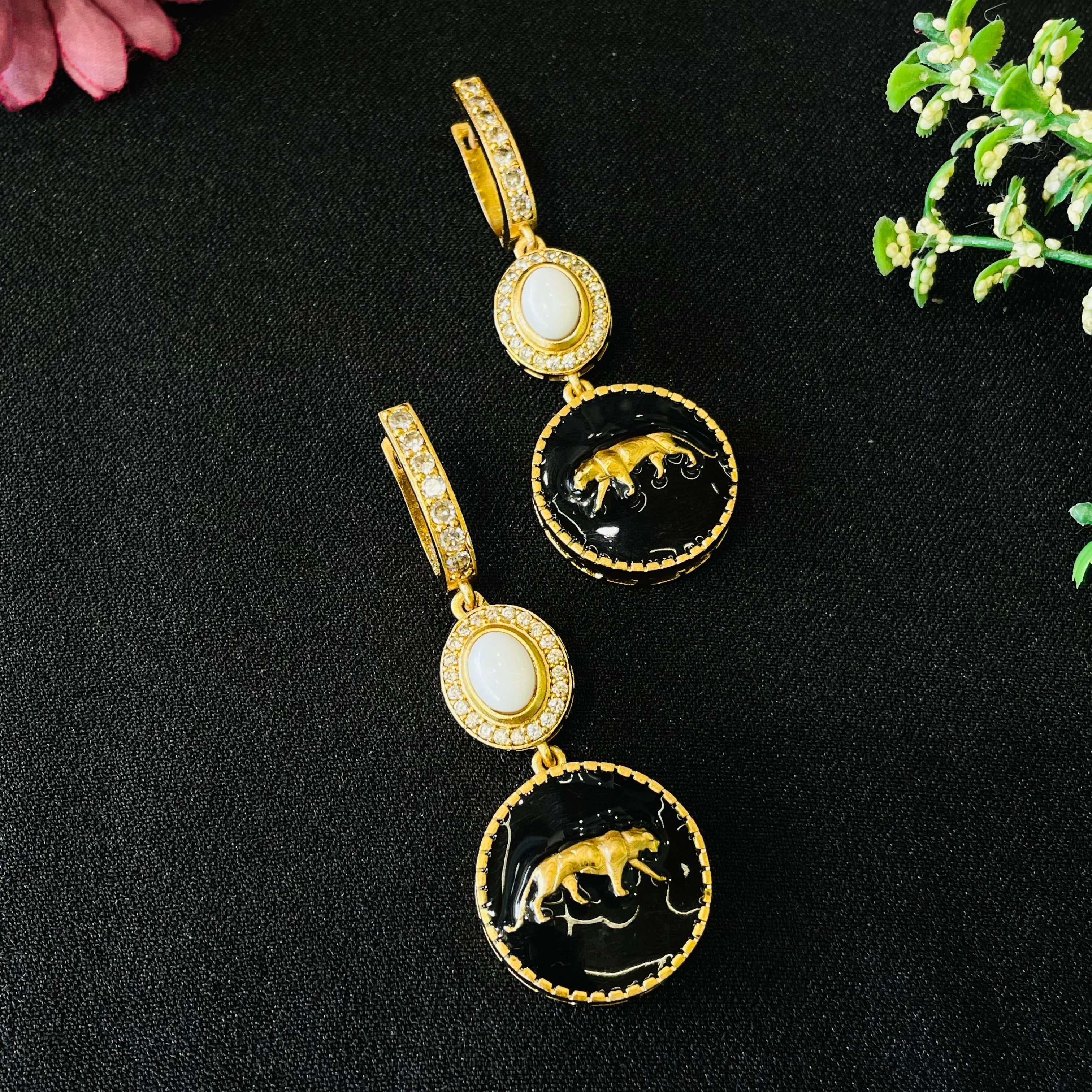 Nayaab Viral Pendant Neckpiece
