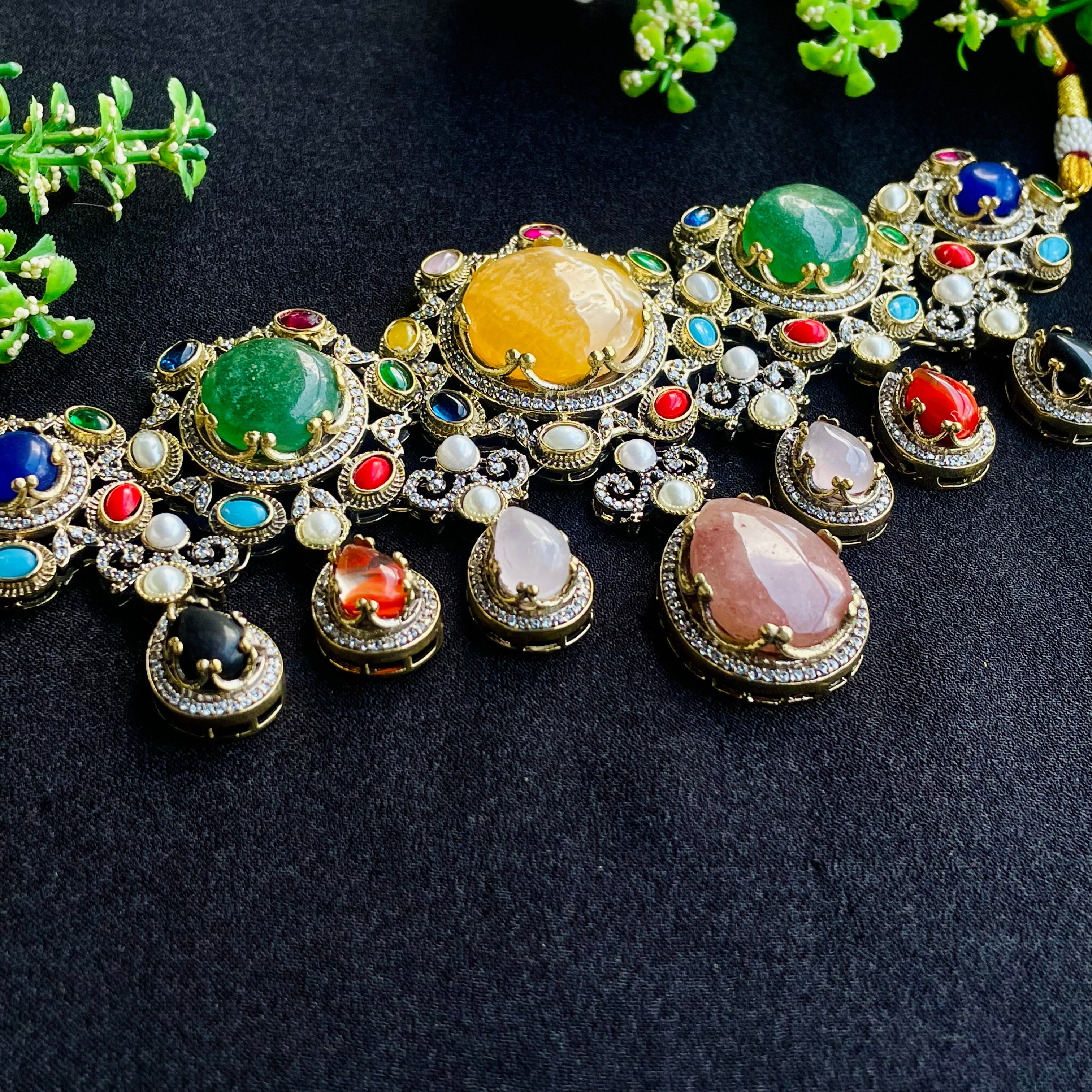 Nayaab Aakriti Navaratna Choker