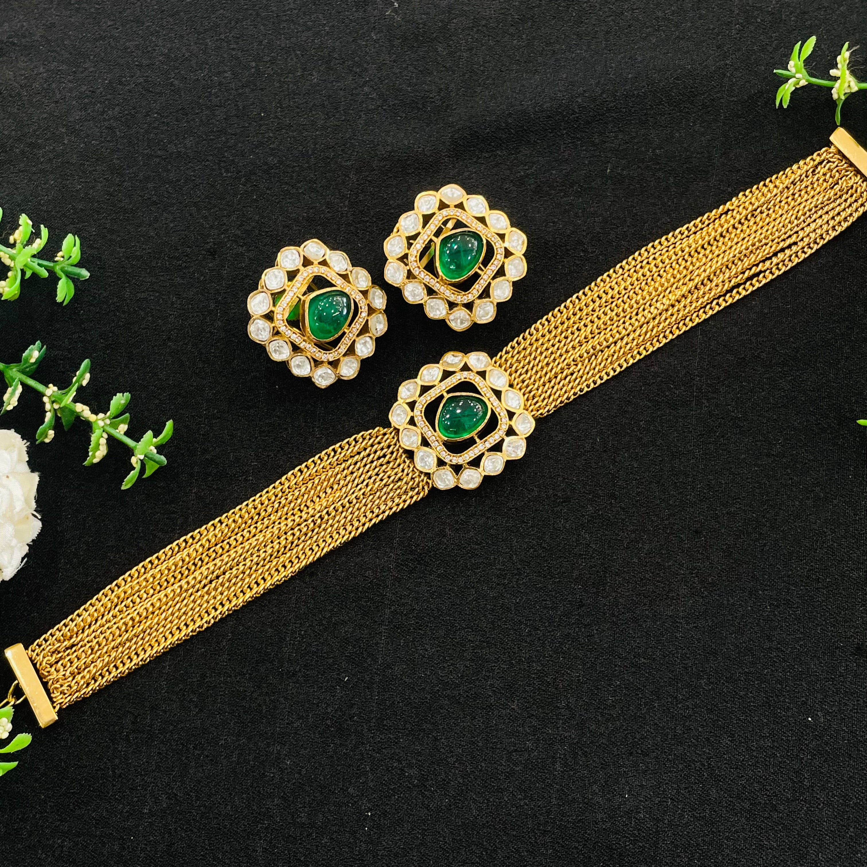 Nayaab savya choker