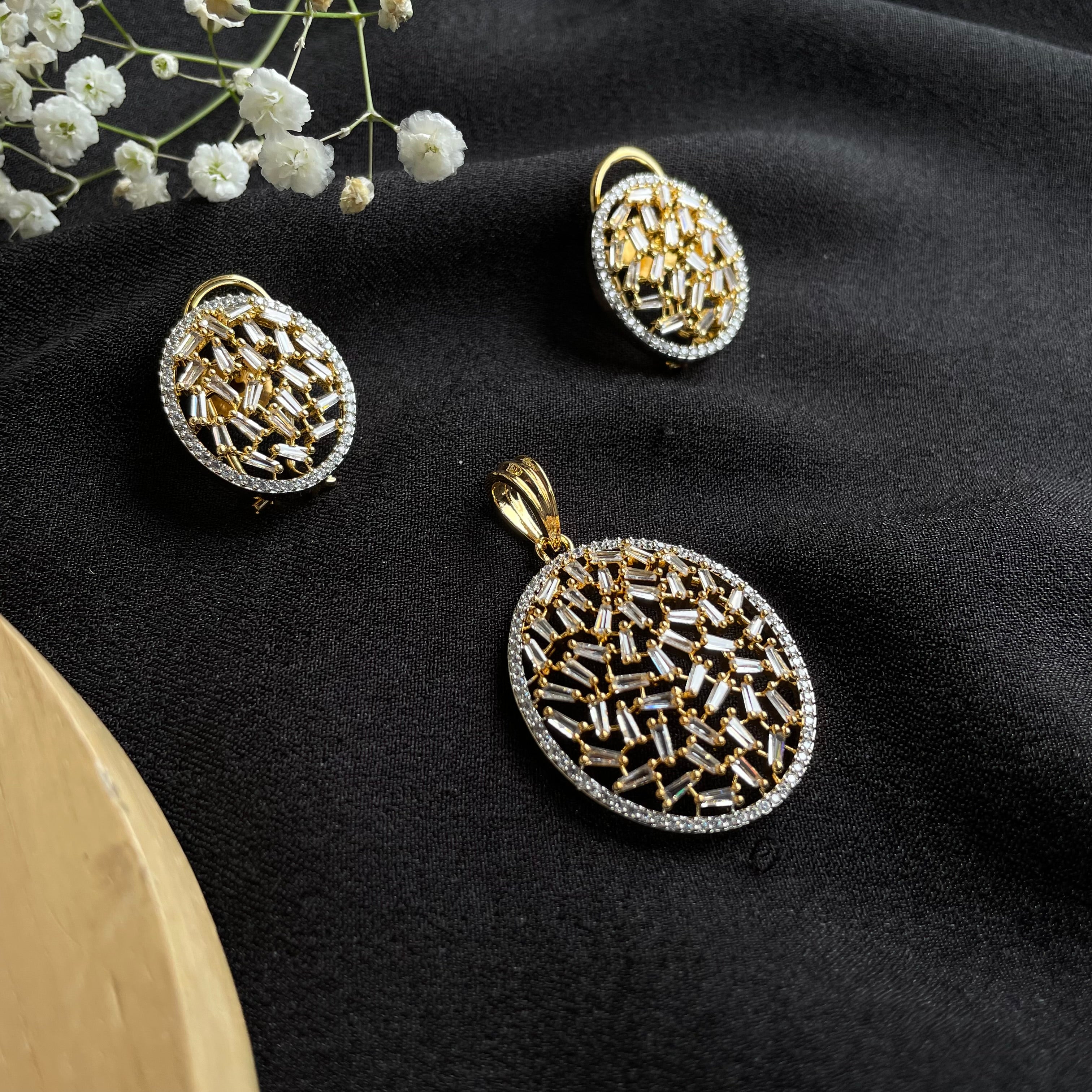 Ad Victoria Luxe Pendant Set