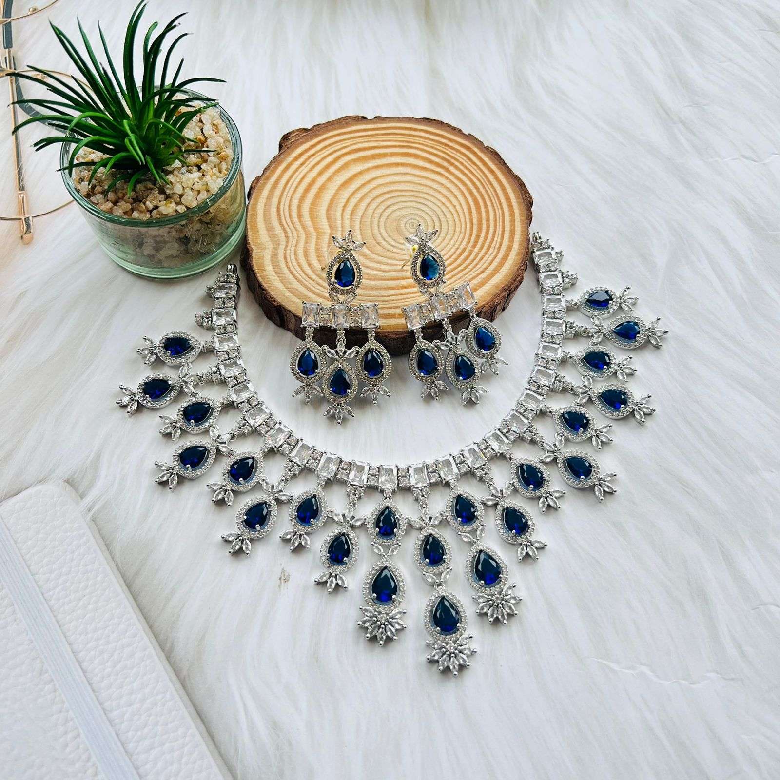 halie ad neckpiece