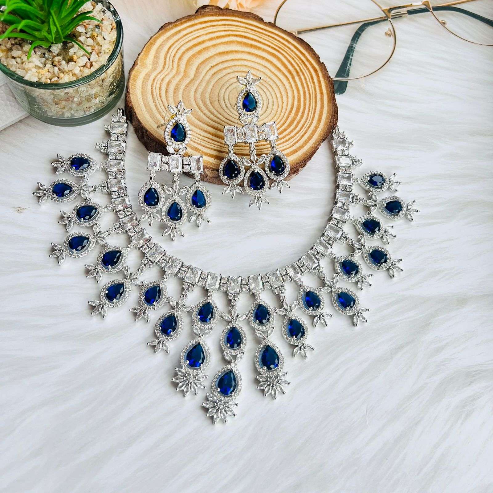 halie ad neckpiece