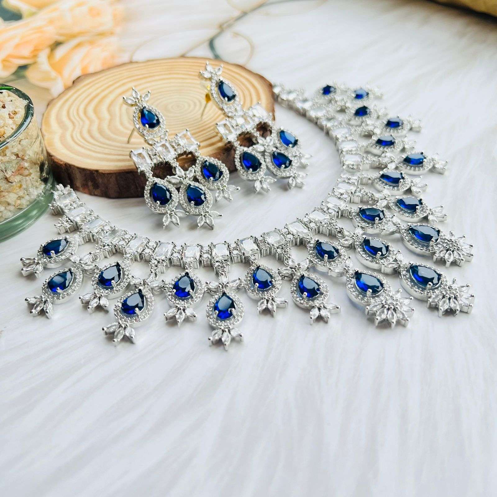 halie ad neckpiece