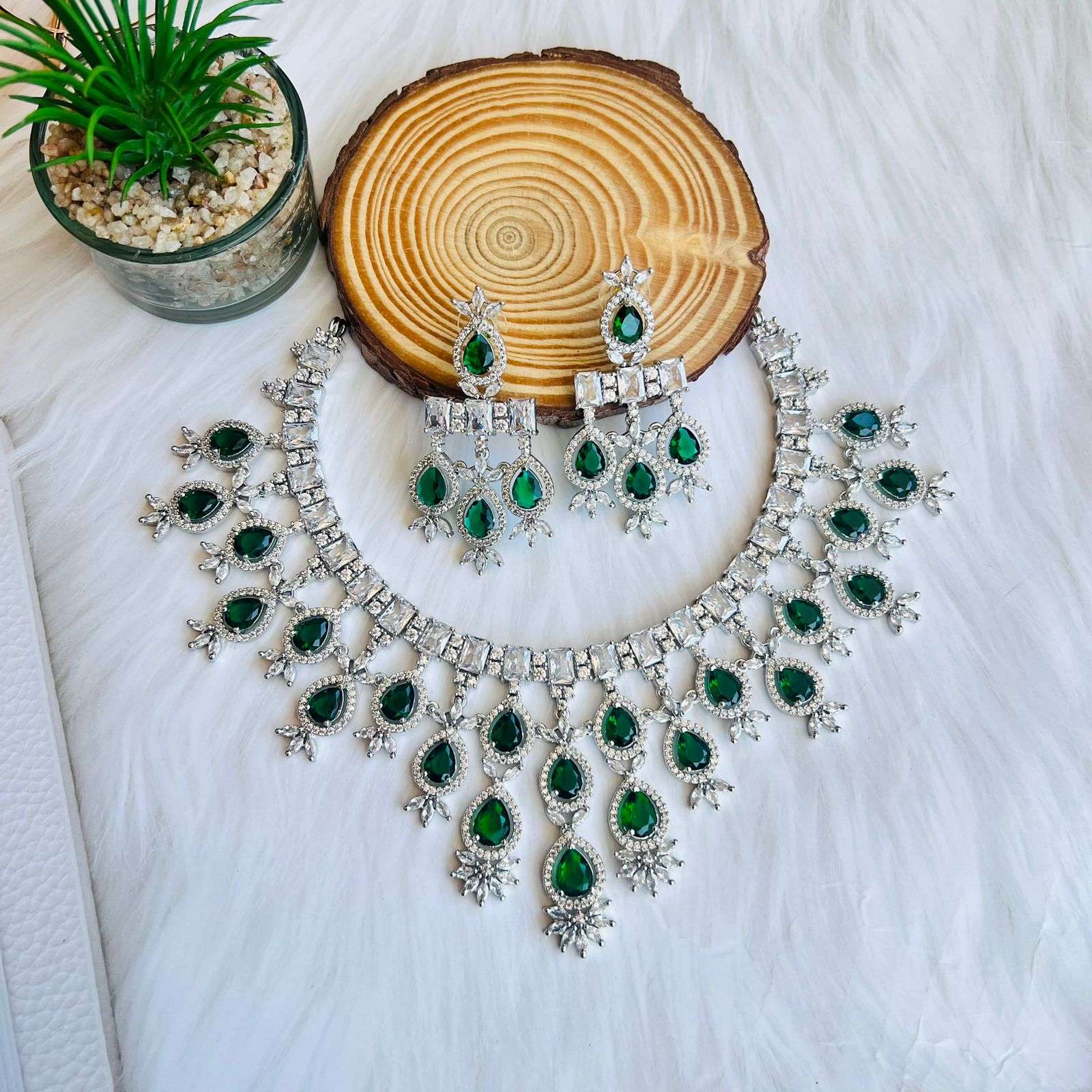 halie ad neckpiece
