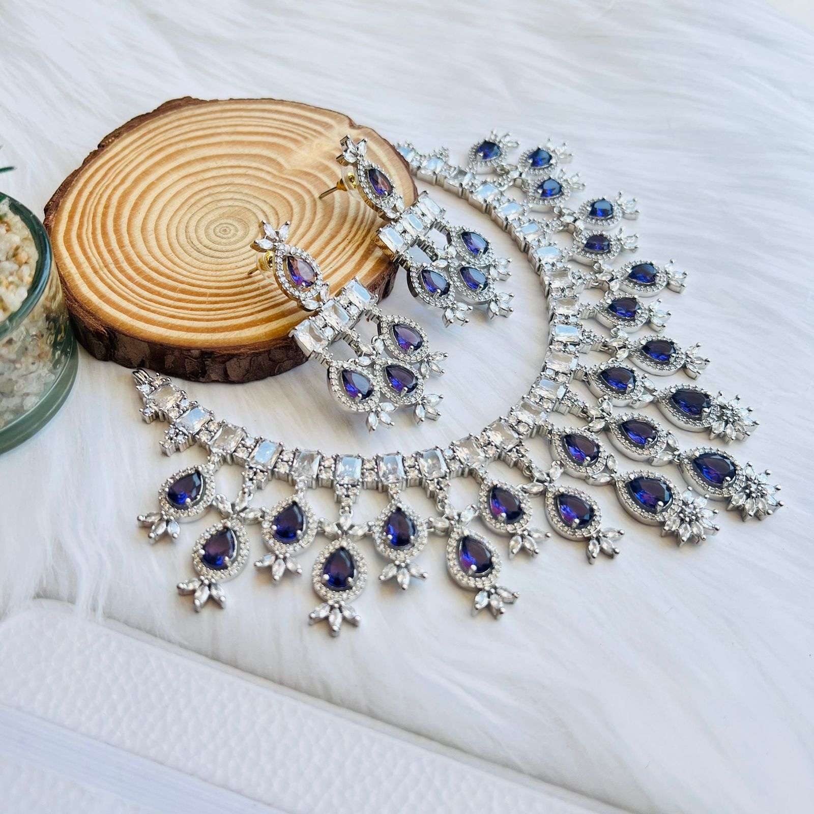 halie ad neckpiece
