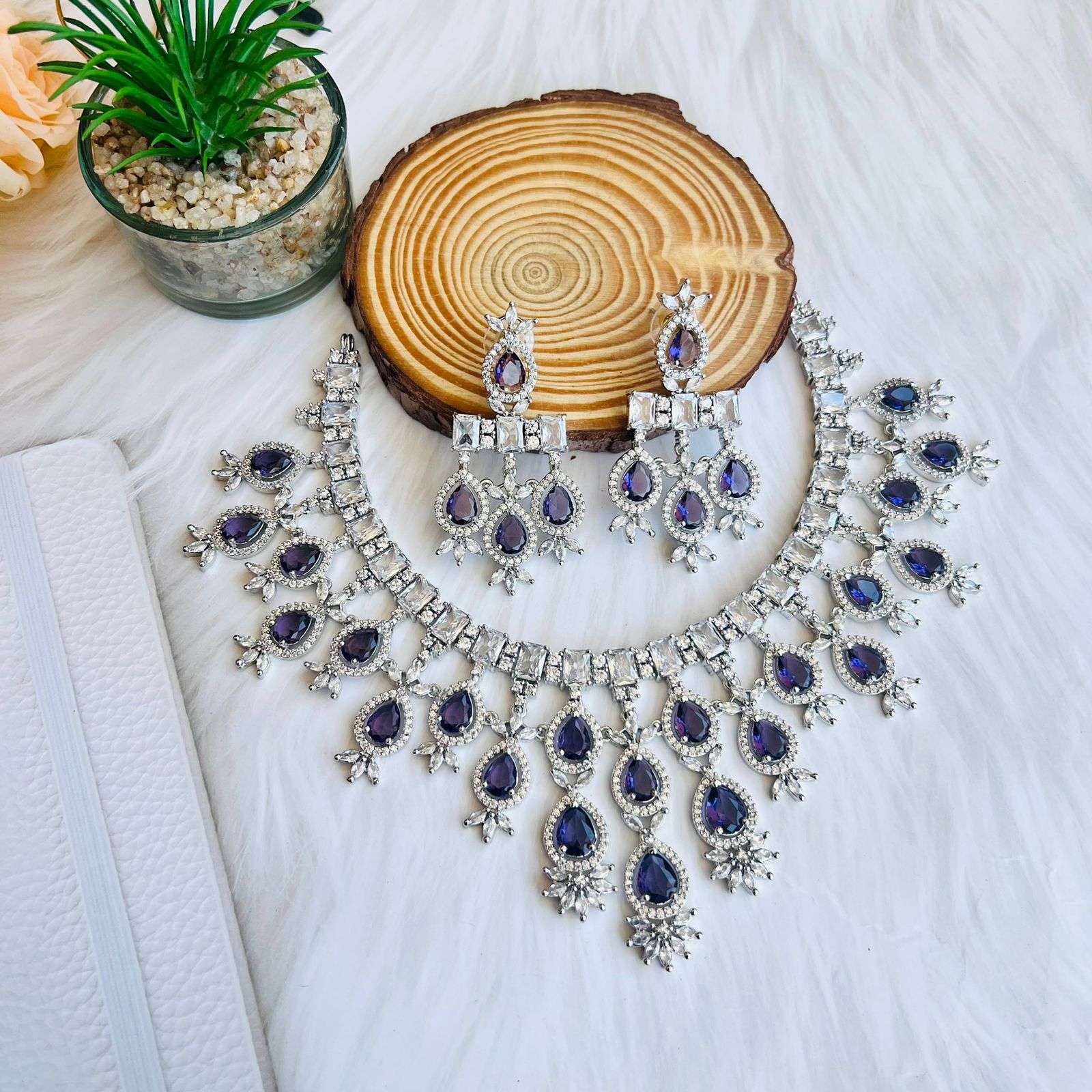halie ad neckpiece