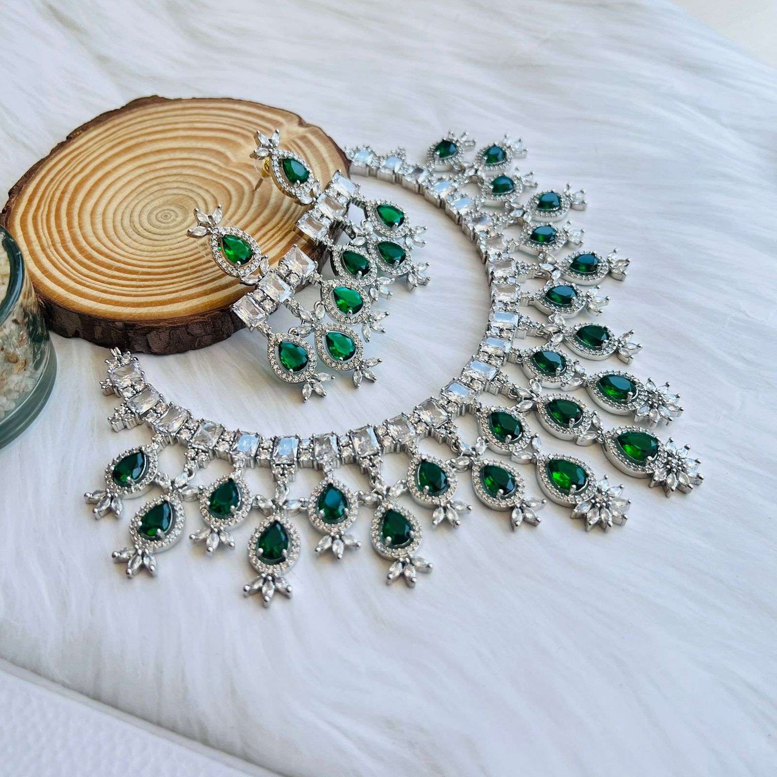 halie ad neckpiece