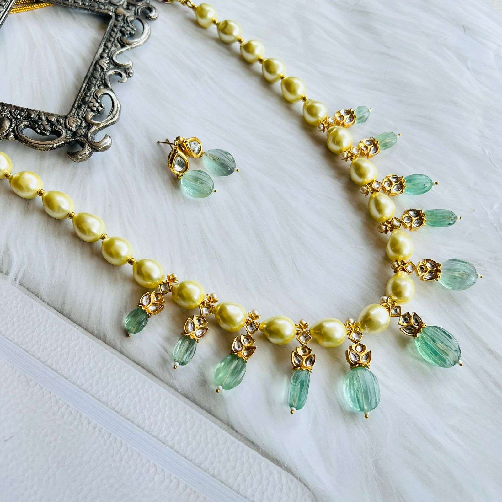 nayaab pearls neckpiece