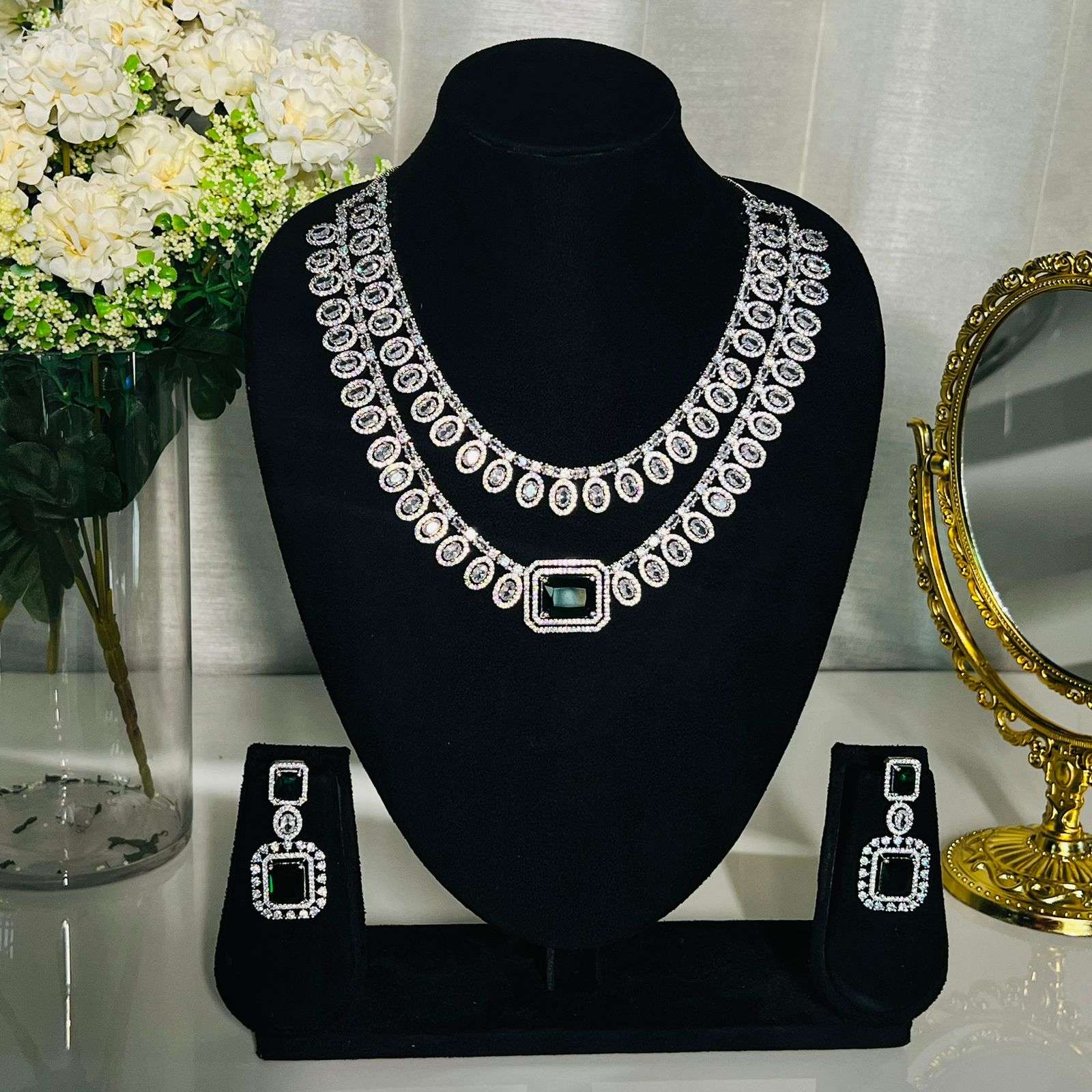 Inaya ad neckpiece