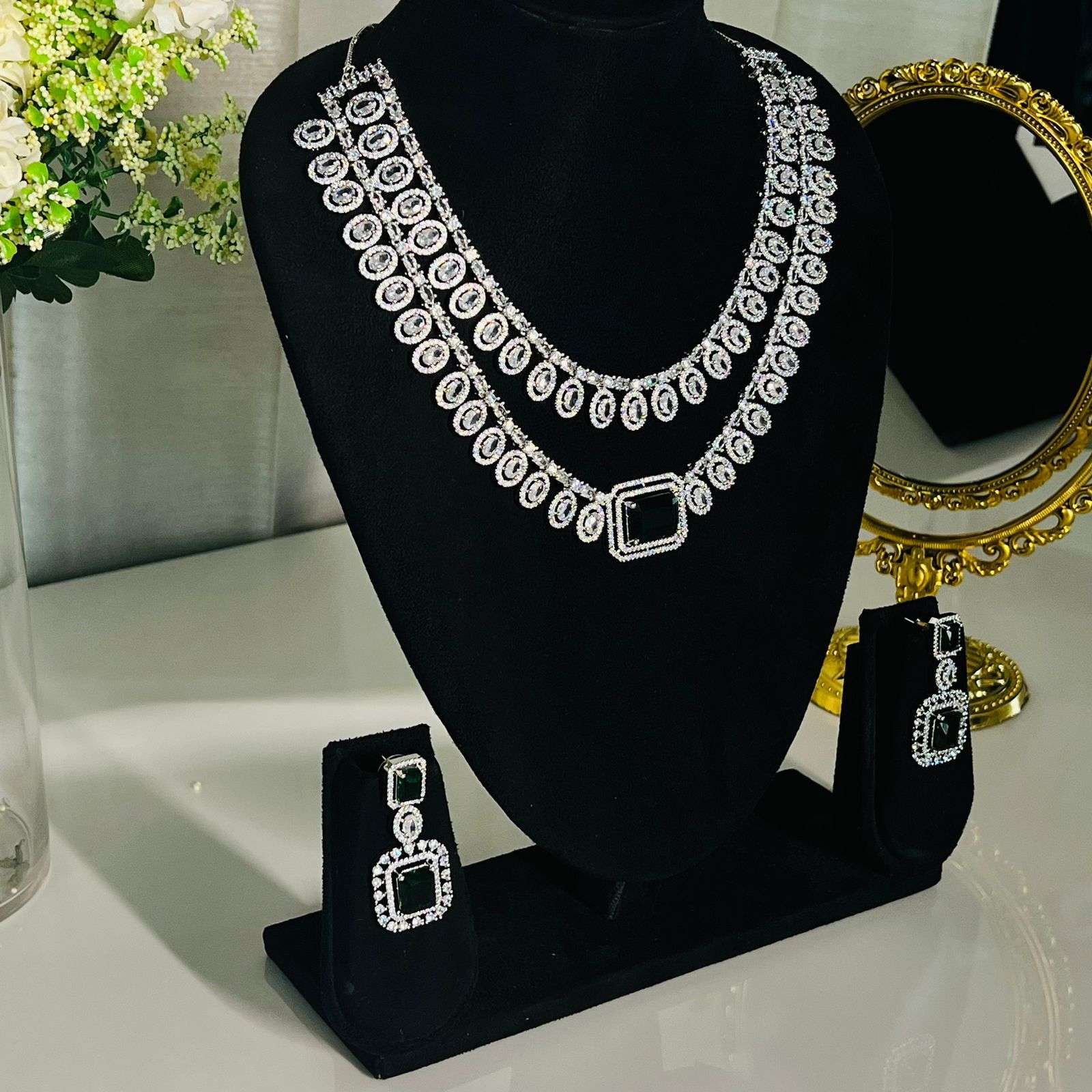 Inaya ad neckpiece