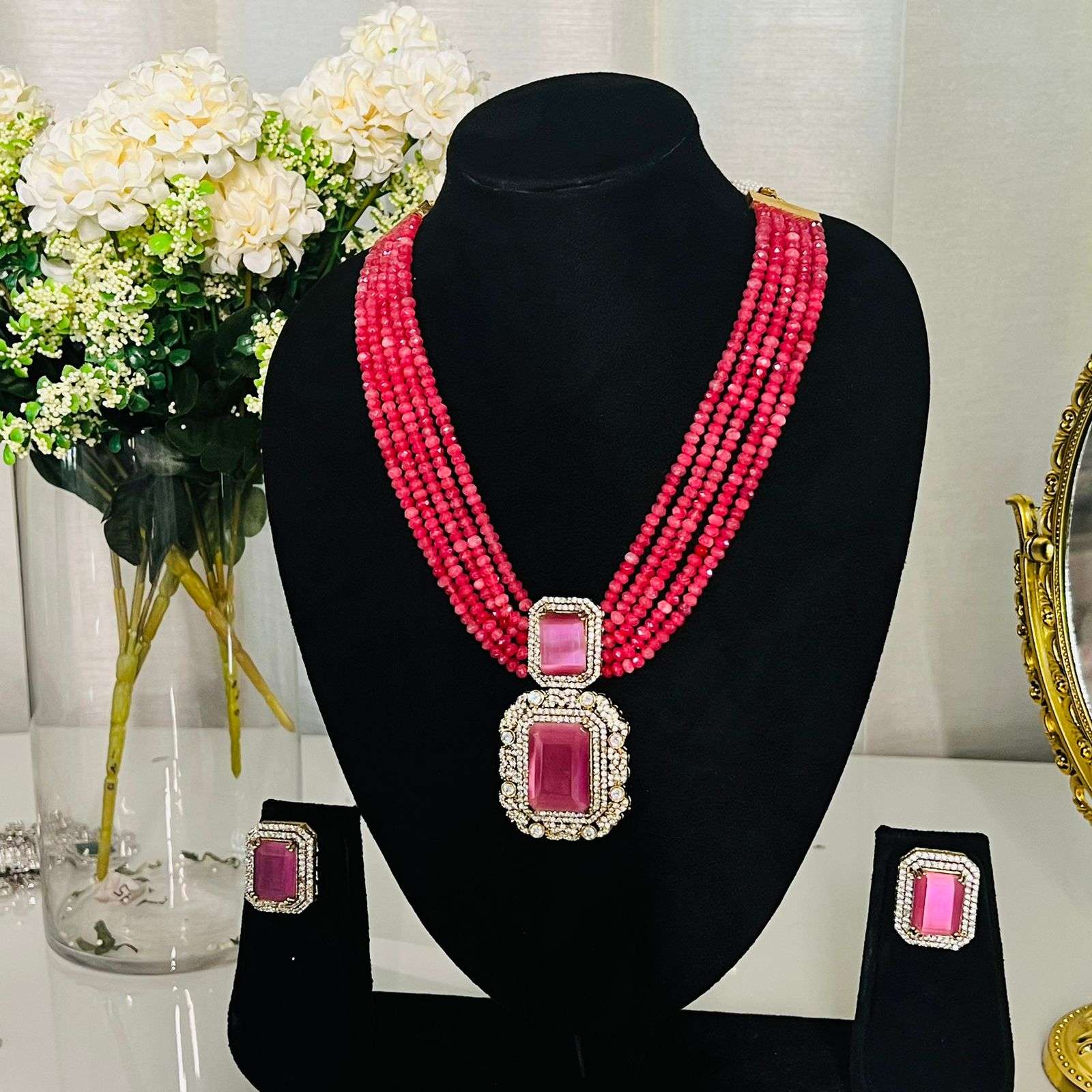 Nayaab leena neckpiece