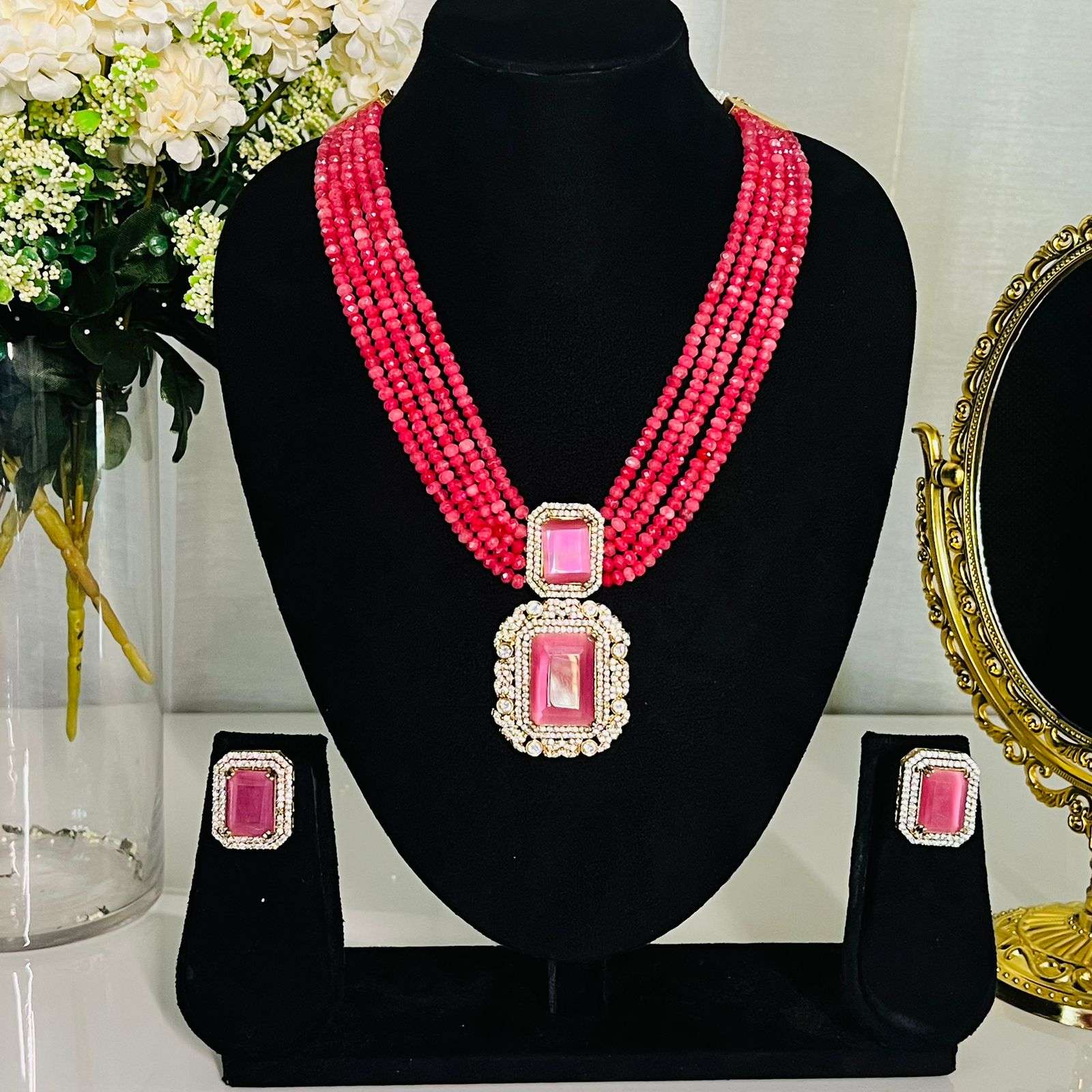 Nayaab leena neckpiece