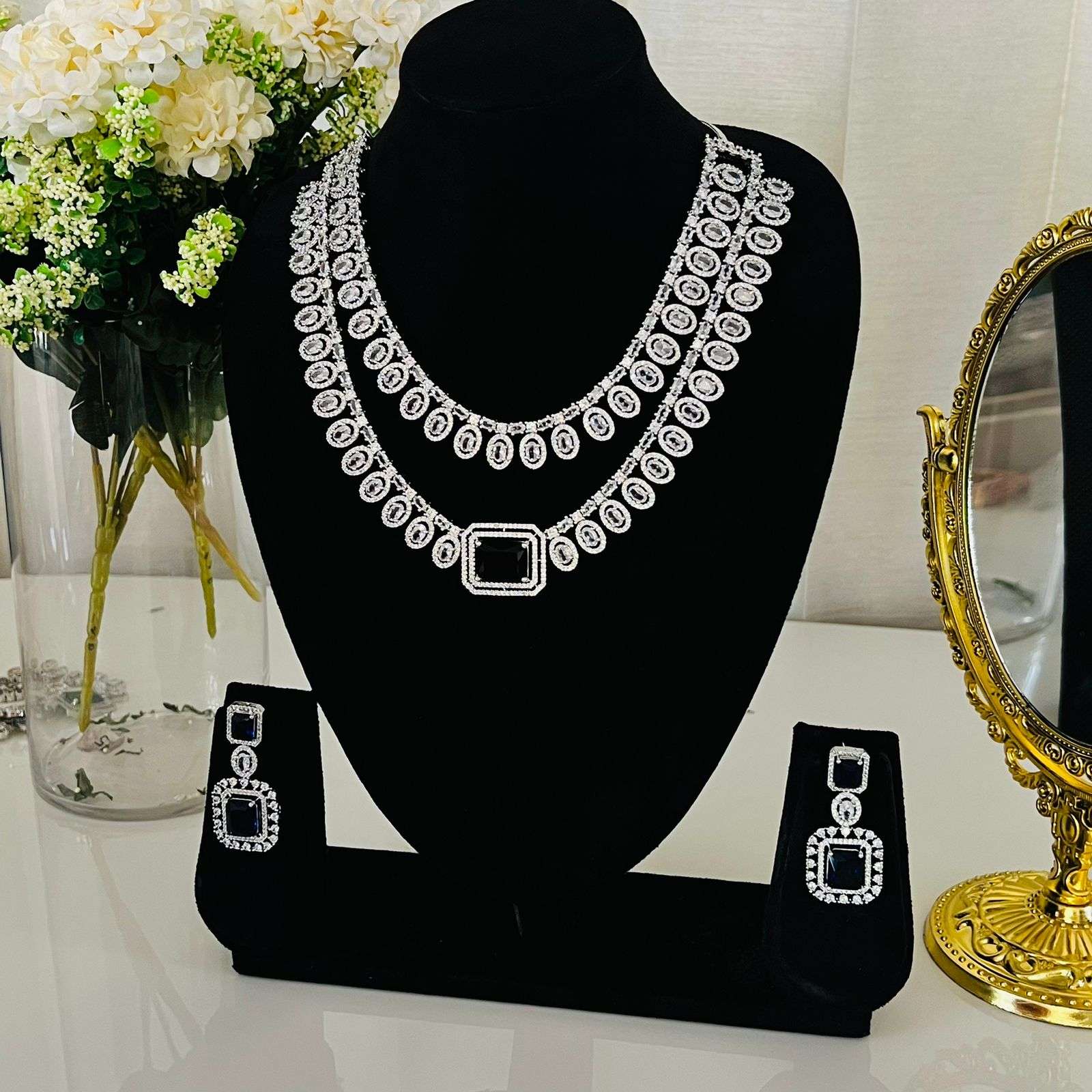 Inaya ad neckpiece
