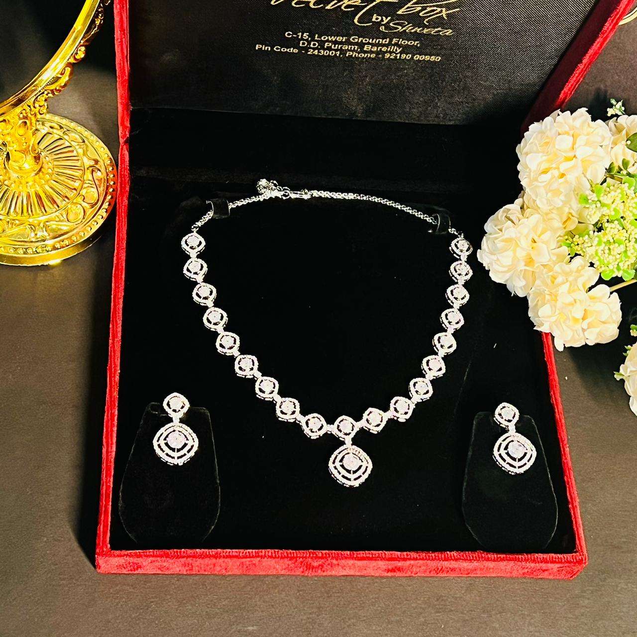 Ad amelia neckpiece