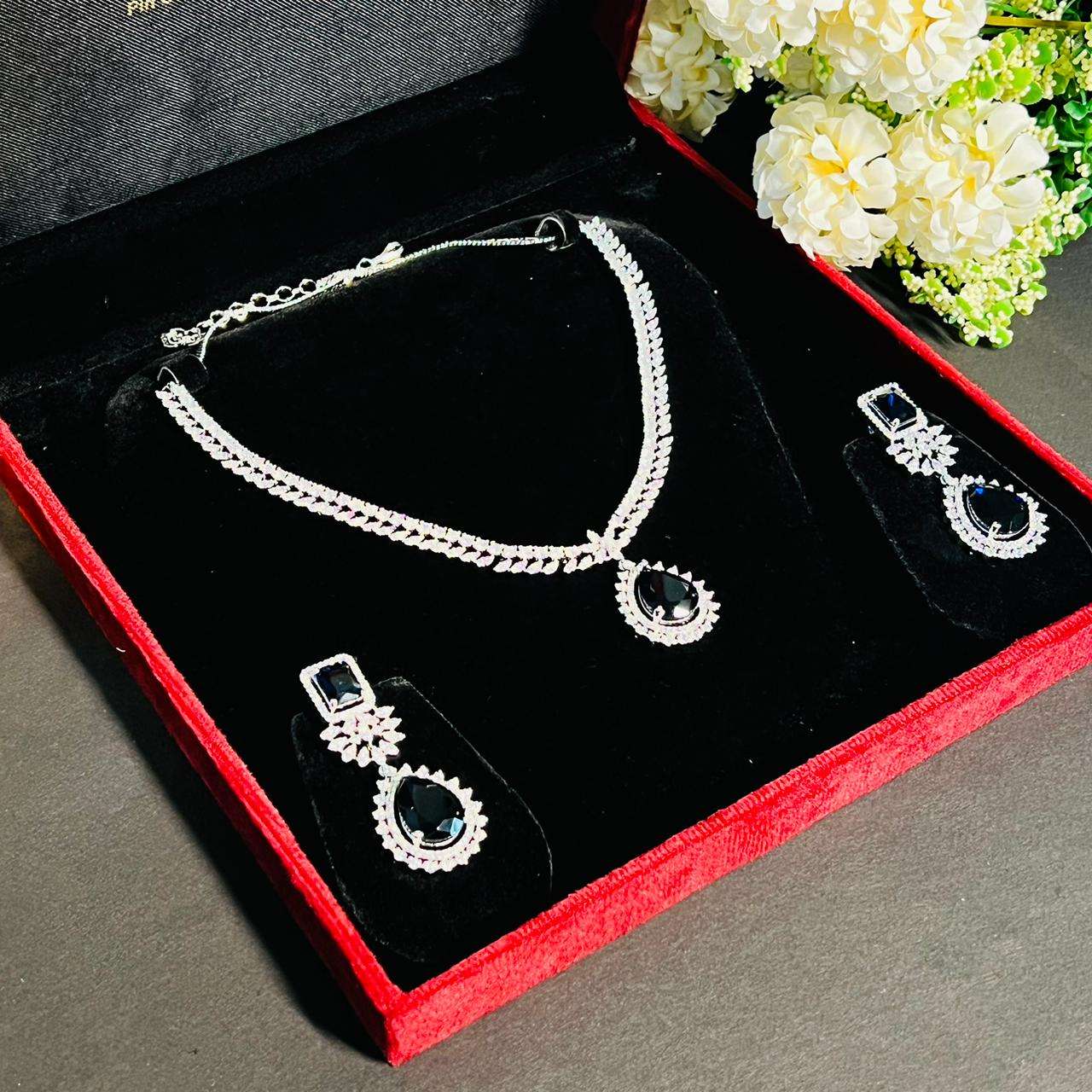 Ad Anaysha neckpiece