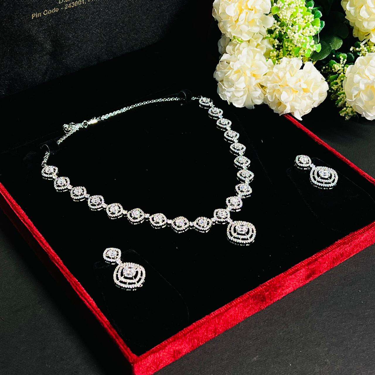 Ad amelia neckpiece