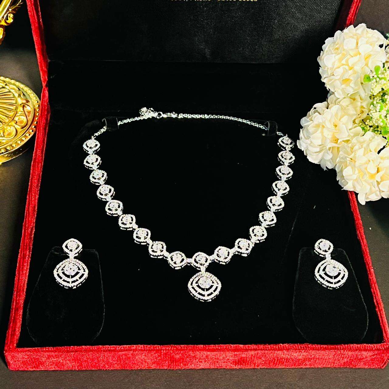 Ad amelia neckpiece