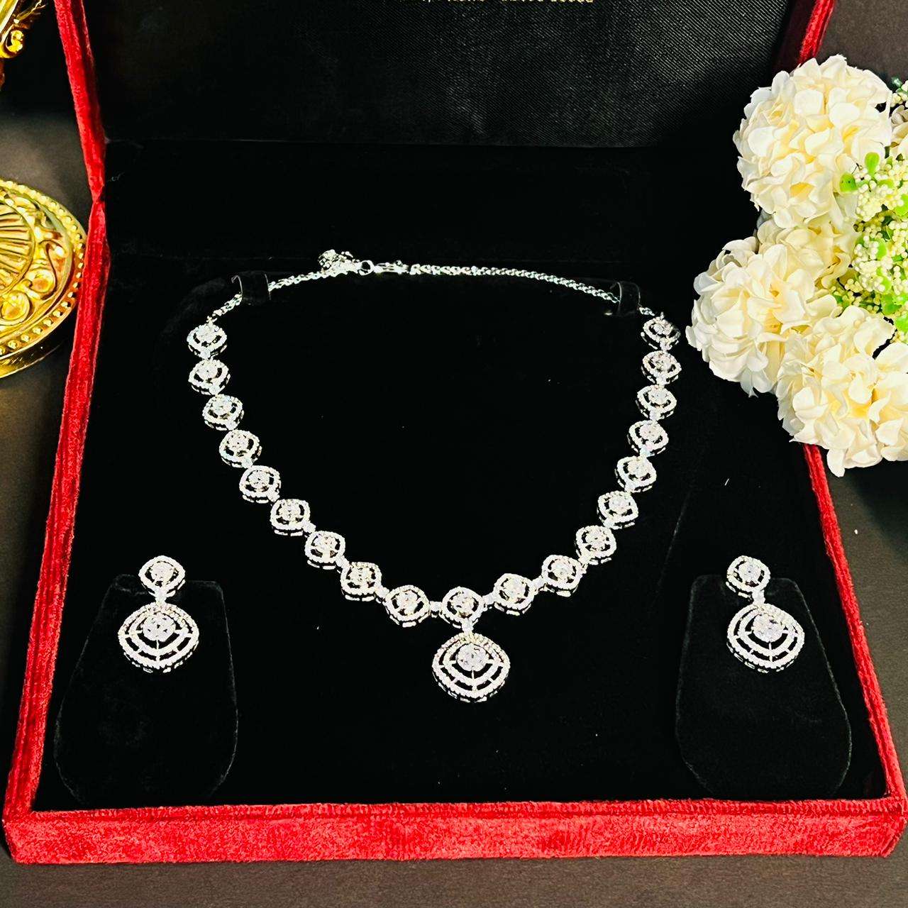 Ad amelia neckpiece